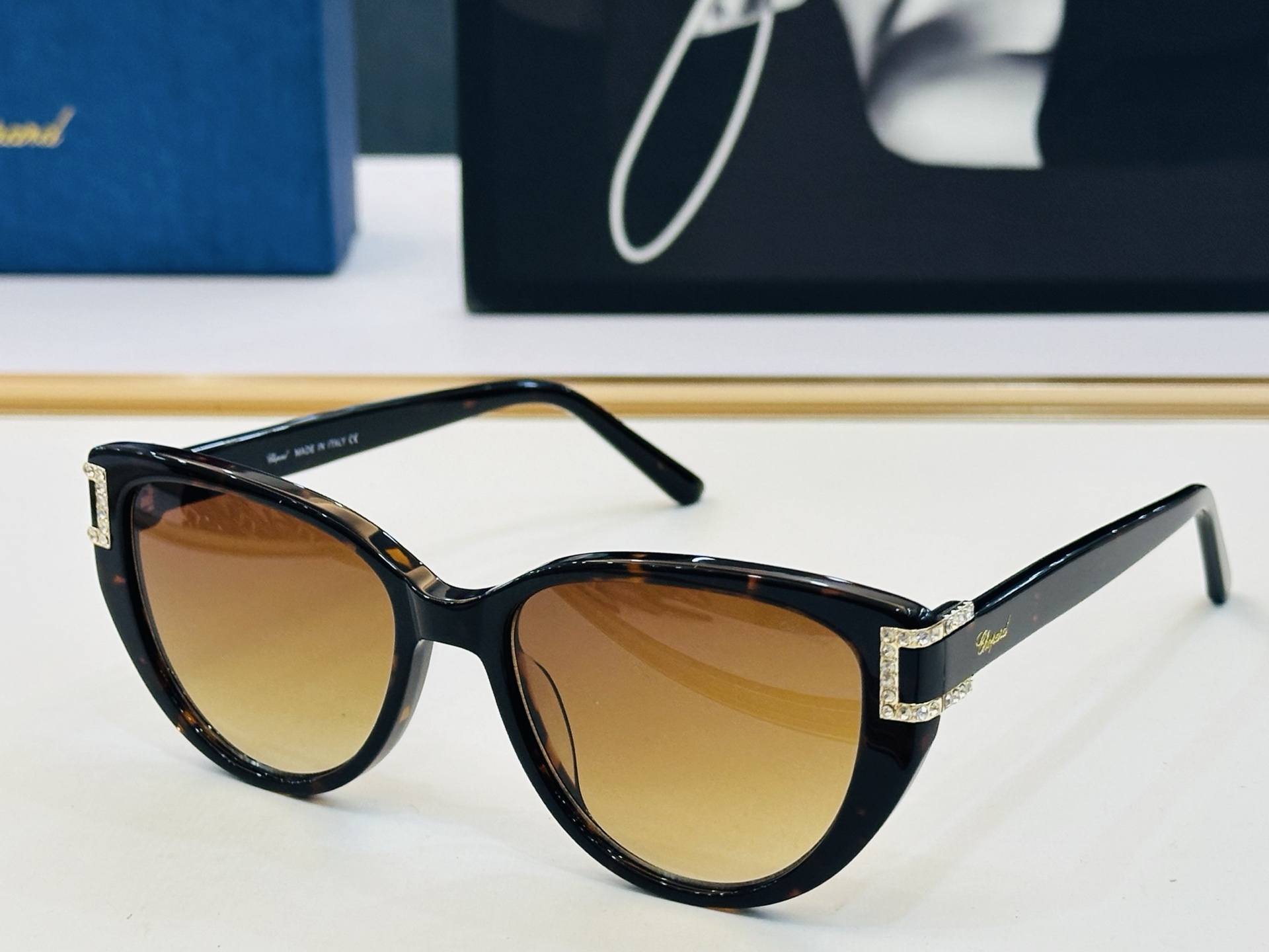 原版 ChoPard肖邦 MODEL: VCH182S Size：53口17-145 以现代时尚的设计风