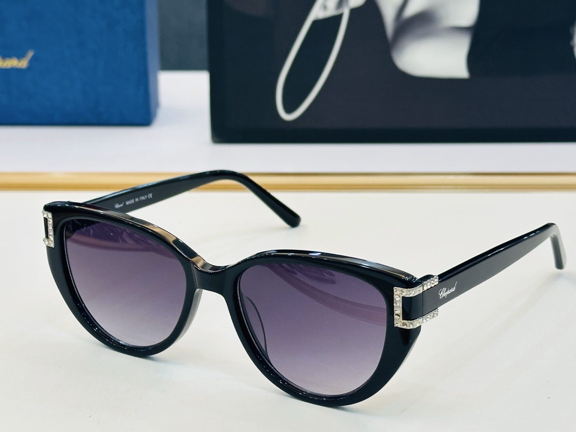 原版 ChoPard肖邦 MODEL: VCH182S Size：53口17-145 以现代时尚的设计风