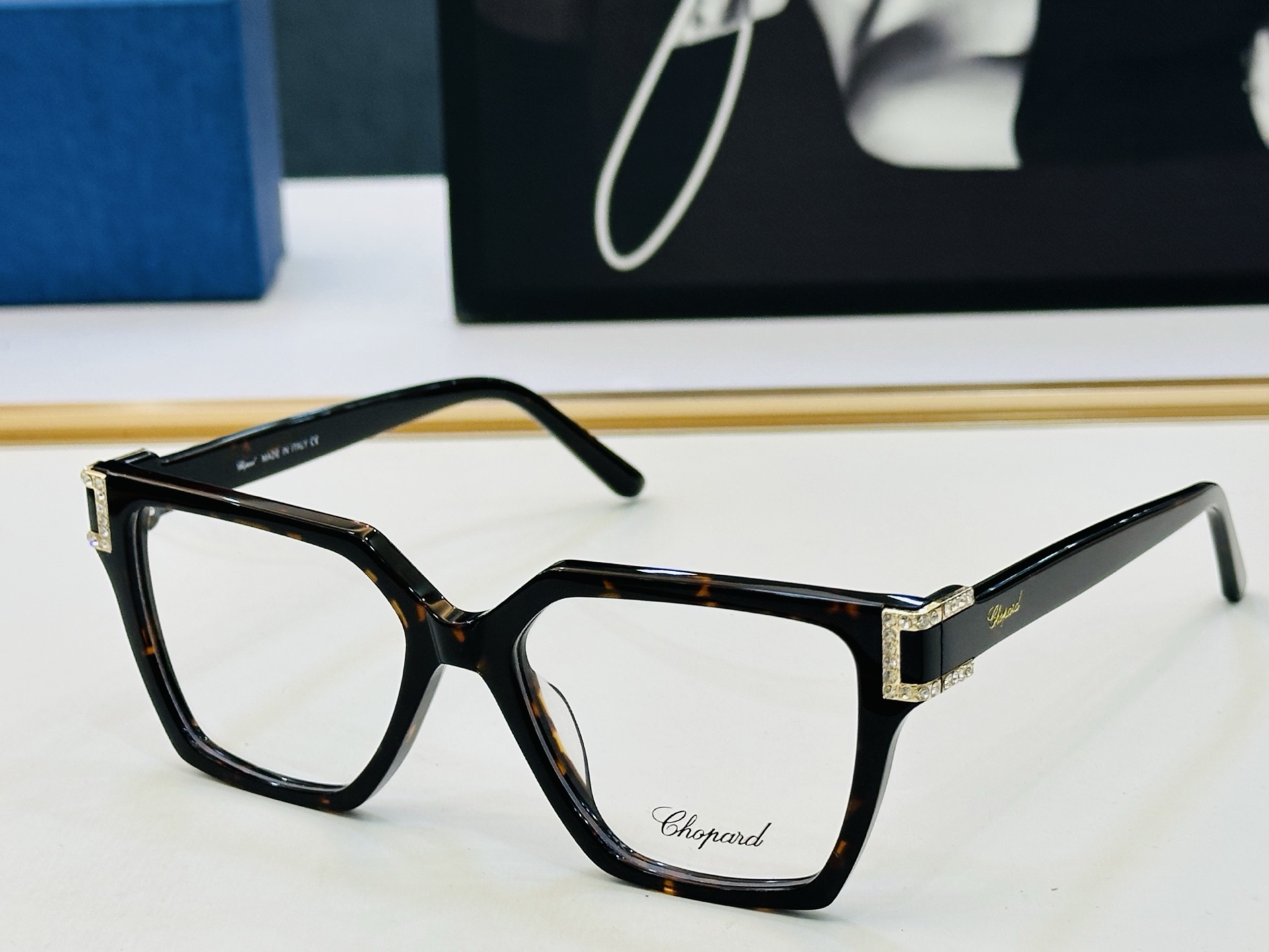 原版 ChoPard肖邦 MODEL: VCH181S Size：53口17-145 以现代时尚的设计风