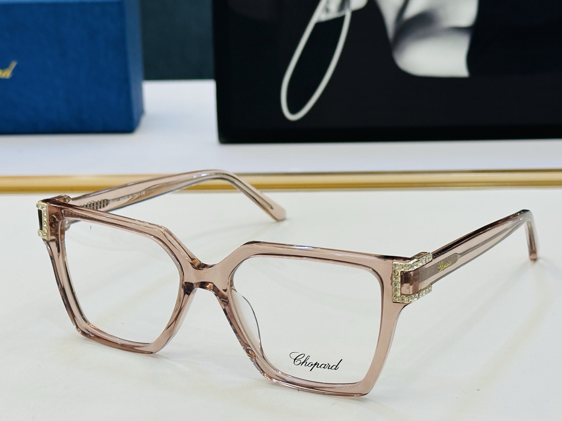 原版 ChoPard肖邦 MODEL: VCH181S Size：53口17-145 以现代时尚的设计风