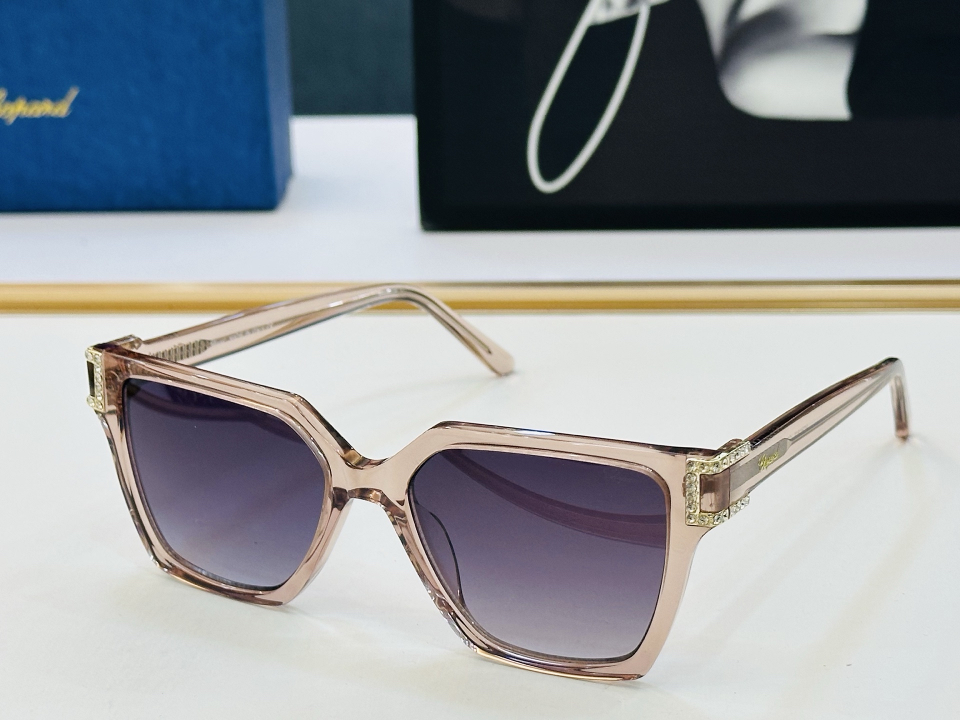 原版 ChoPard肖邦 MODEL: VCH181S Size：53口17-145 以现代时尚的设计风