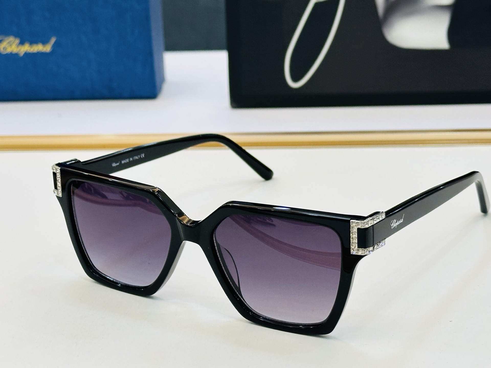 原版 ChoPard肖邦 MODEL: VCH181S Size：53口17-145 以现代时尚的设计风