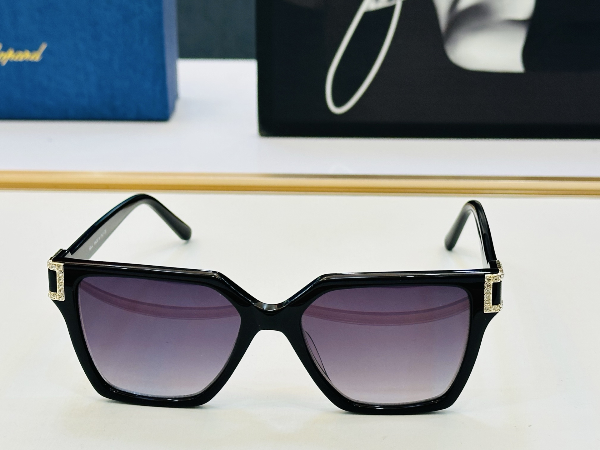 原版 ChoPard肖邦 MODEL: VCH181S Size：53口17-145 以现代时尚的设计风