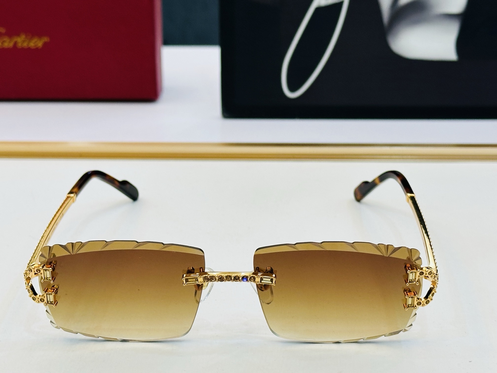 Cartie* 卡家 CT0700S 太阳镜 Size：58口17-142 工艺精湛气质十足！X男女同款