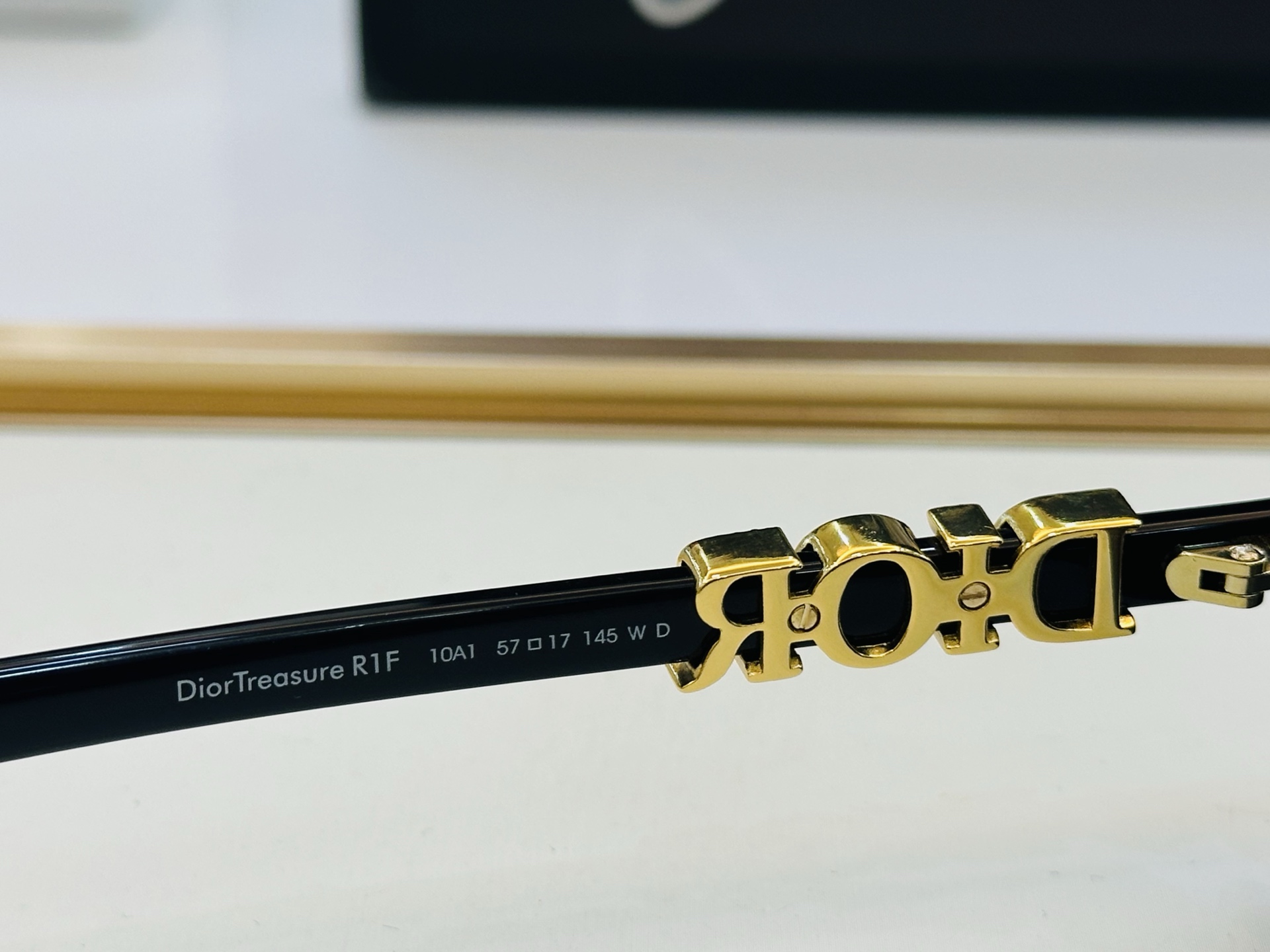 🔻🔻🔻DIO* CDICon R1F 迪家 Size：57口17-145 春夏款墨镜 😎🔆。。搭配镜腿精