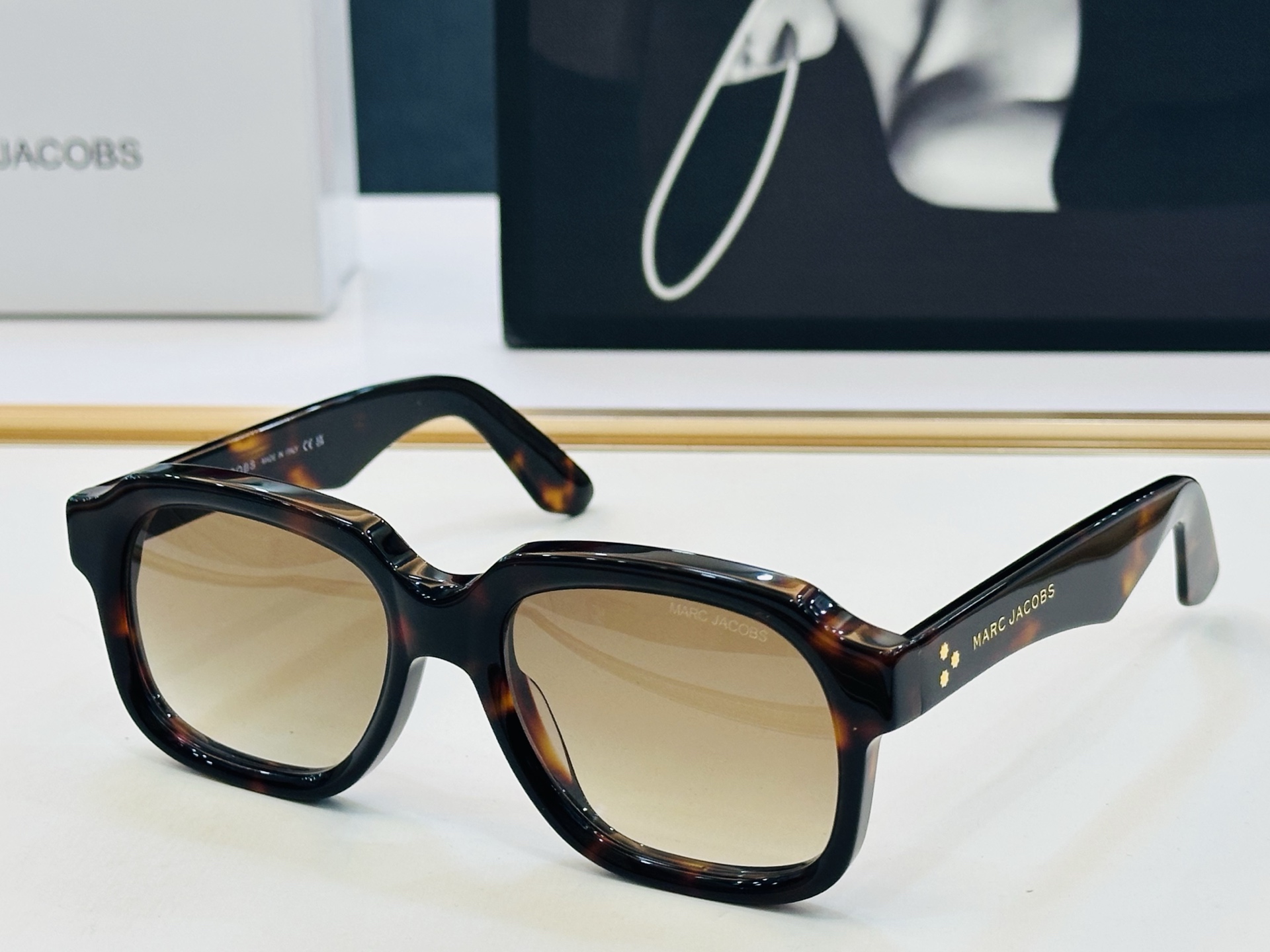 Marc jacobs 马杰家 MJ893 Size：55口19-145 采用今年流行的板材 Z完美设计