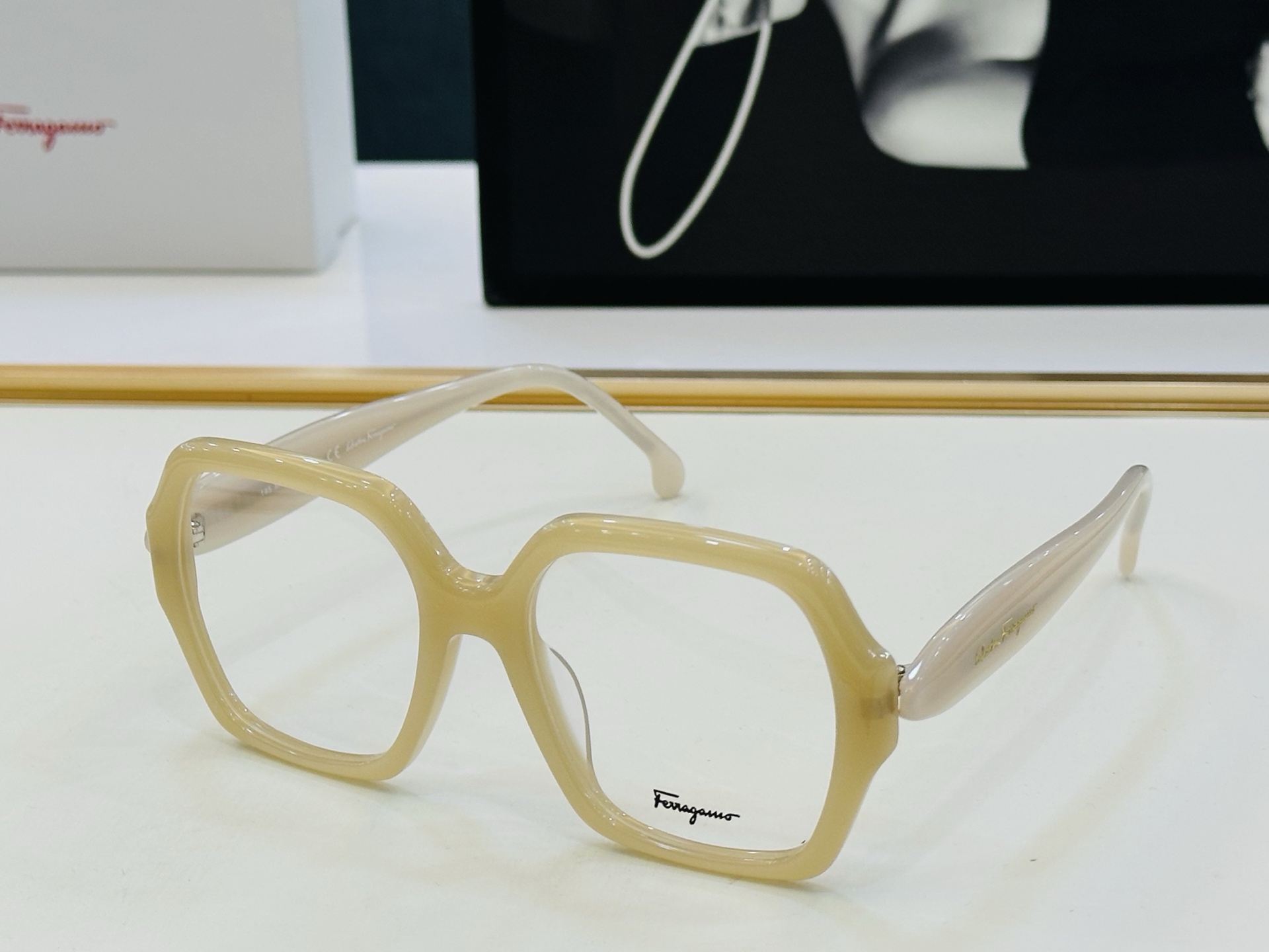 菲拉家 全新设计 SF1136 Size：53口19-145 悠闲 每付都精心制作 👍👍Z非常独特 配光