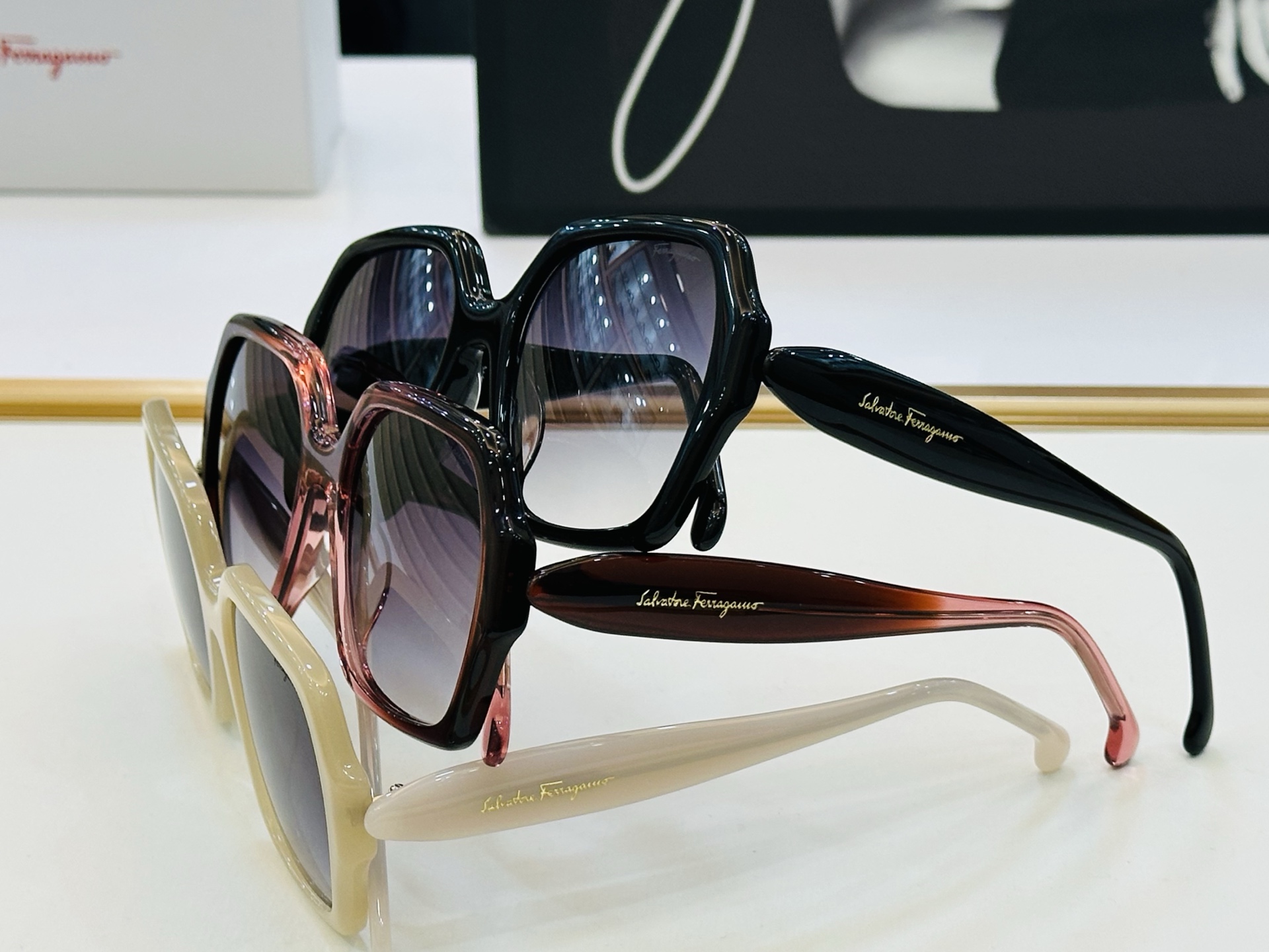 菲拉家 全新设计 SF1136 Size：53口19-145 悠闲 每付都精心制作 👍👍Z非常独特