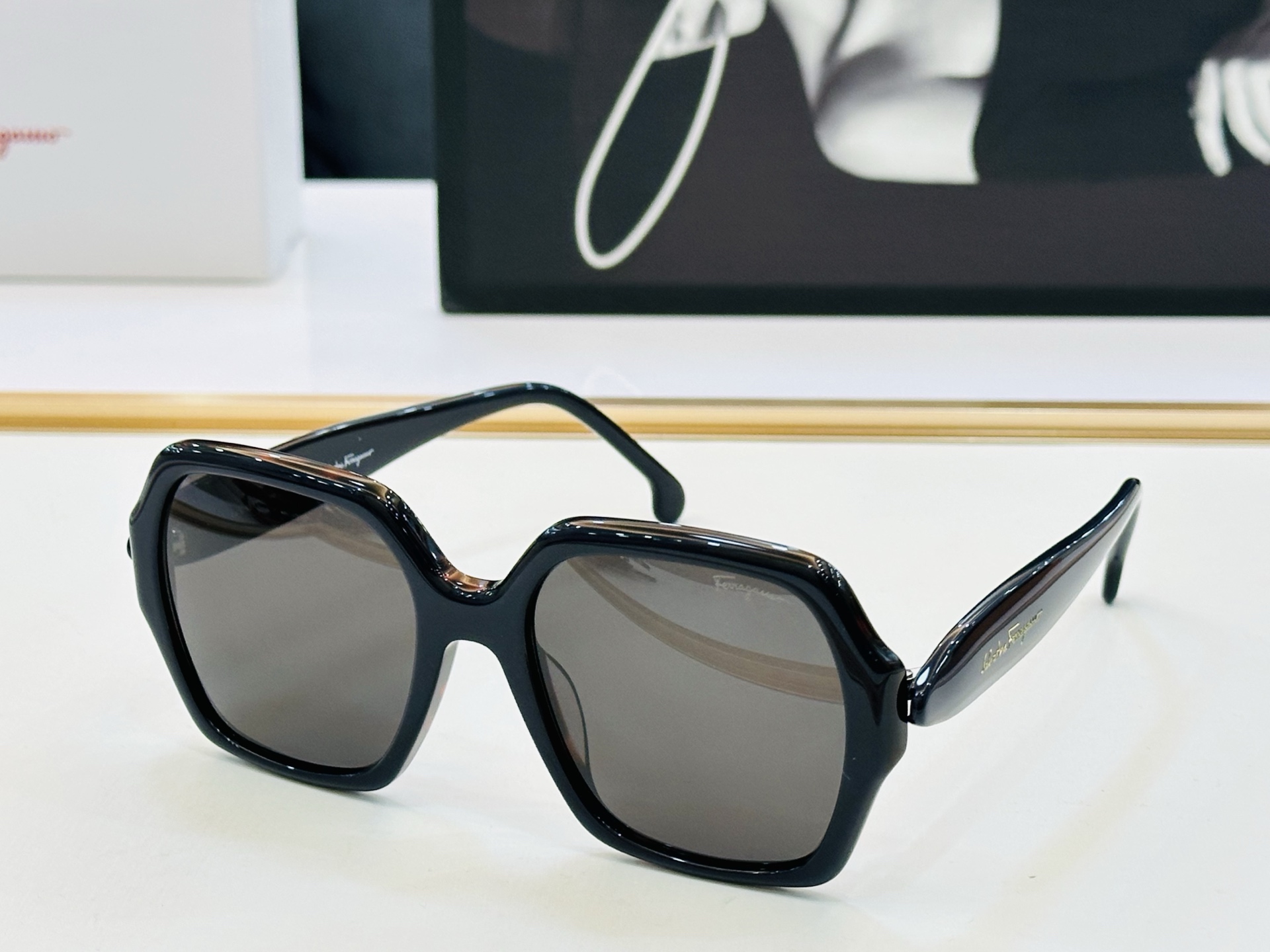 菲拉家 全新设计 SF1136 Size：53口19-145 悠闲 每付都精心制作 👍👍Z非常独特