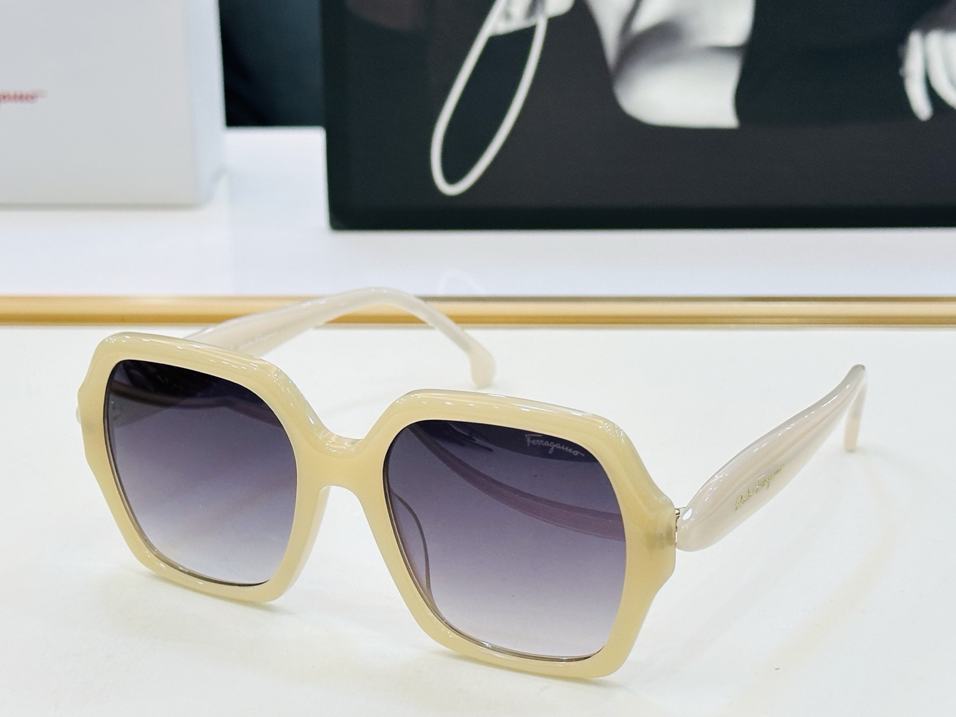 菲拉家 全新设计 SF1136 Size：53口19-145 悠闲 每付都精心制作 👍👍Z非常独特