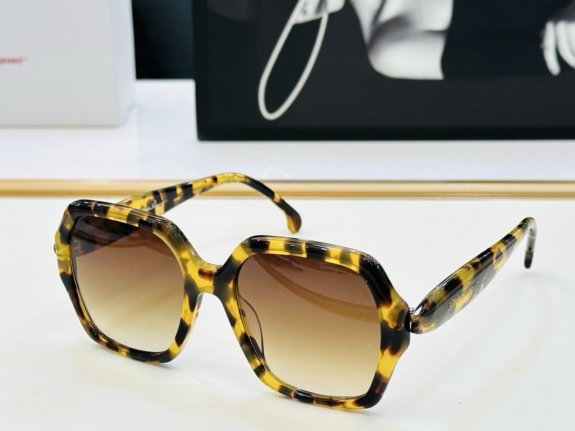 菲拉家 全新设计 SF1136 Size：53口19-145 悠闲 每付都精心制作 👍👍Z非常独特