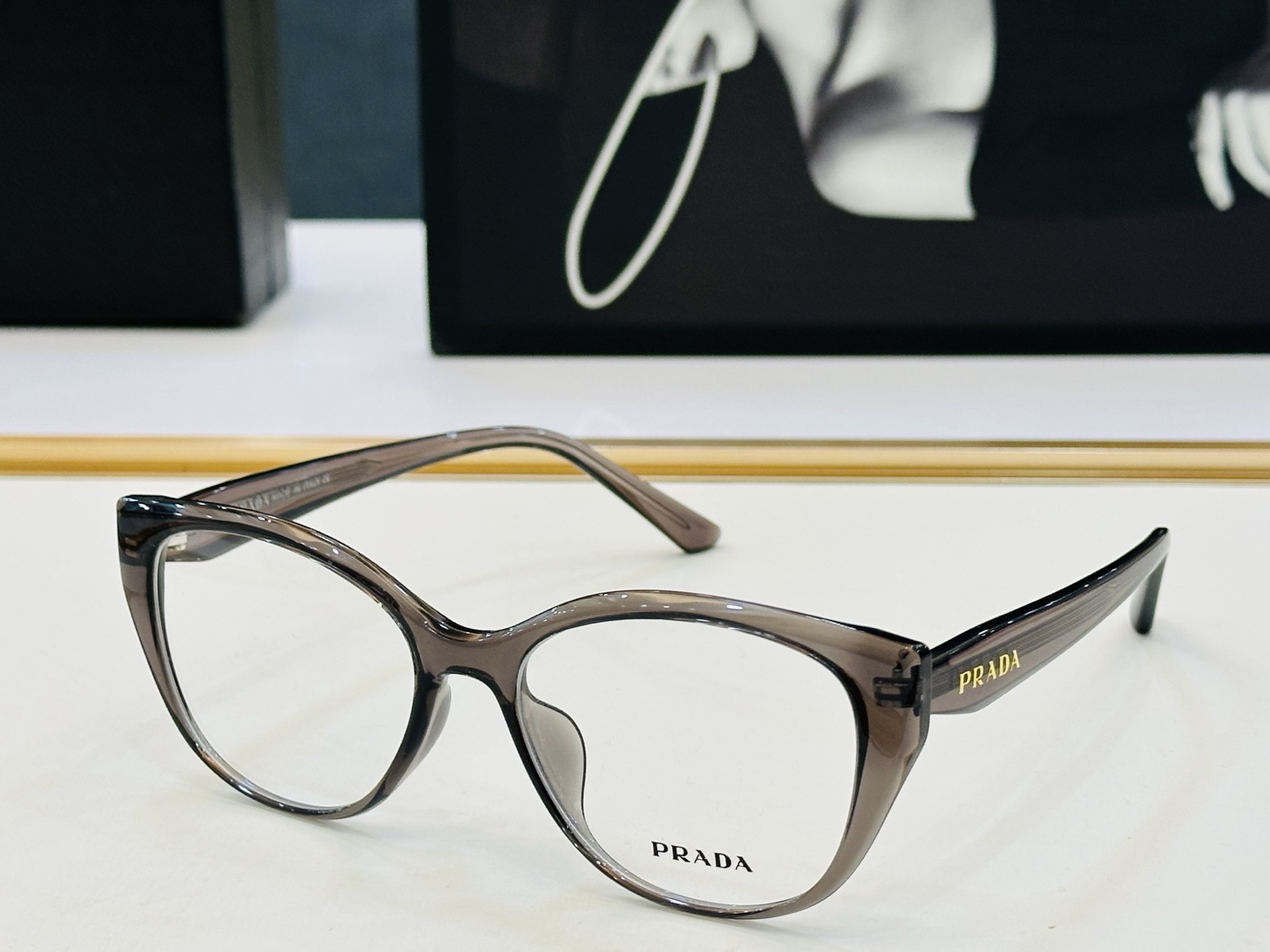 🔺PRAD*🔻普家 k9207 Size：54口17-148 眼镜系列堪称精湛制作 彰显独特个 q最新推