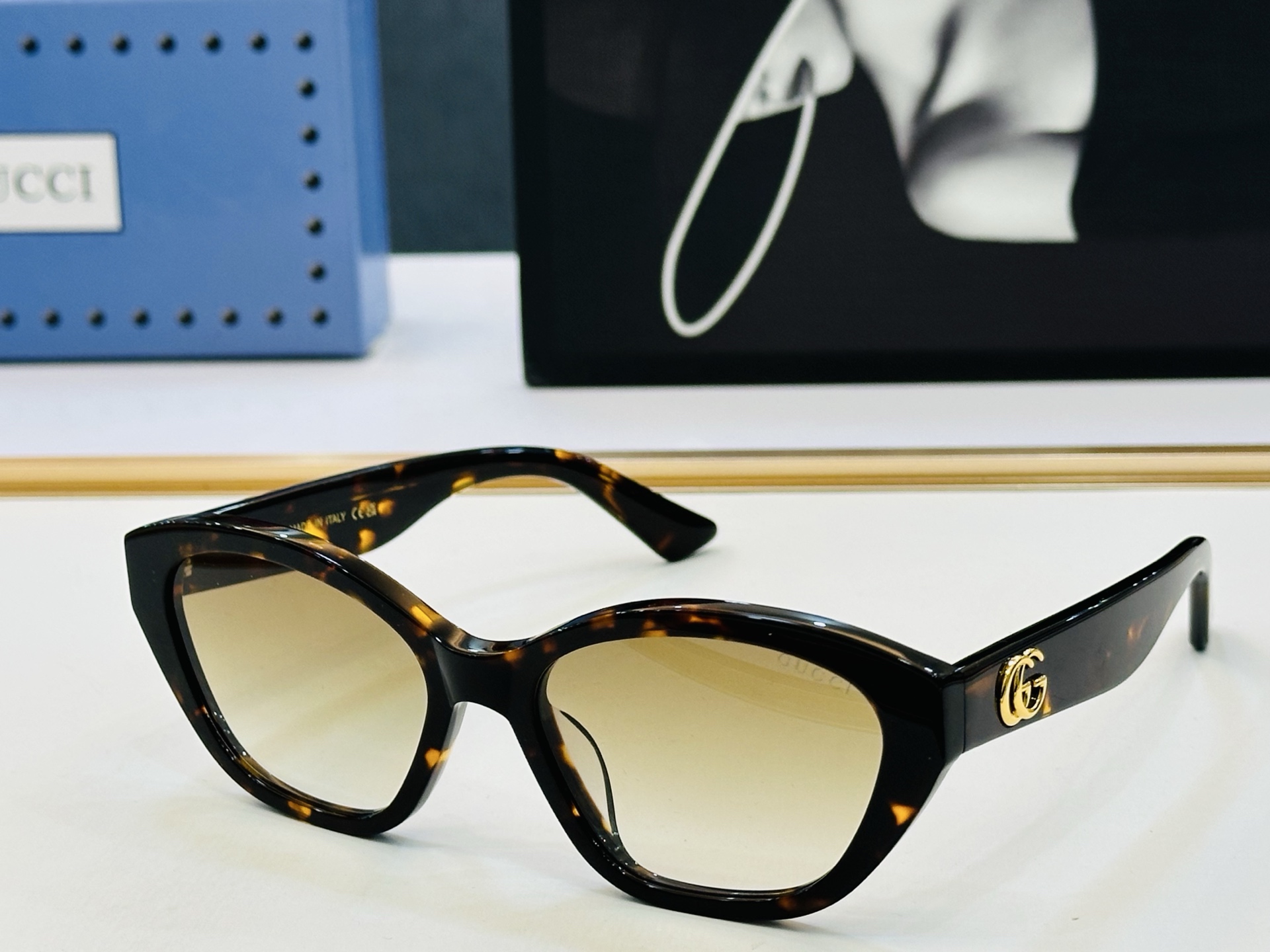 GUCC* 古家 GG1555S 🐝🐝系列 Size：55口18-145 🍁🍁q 超绝品质 太阳镜 。