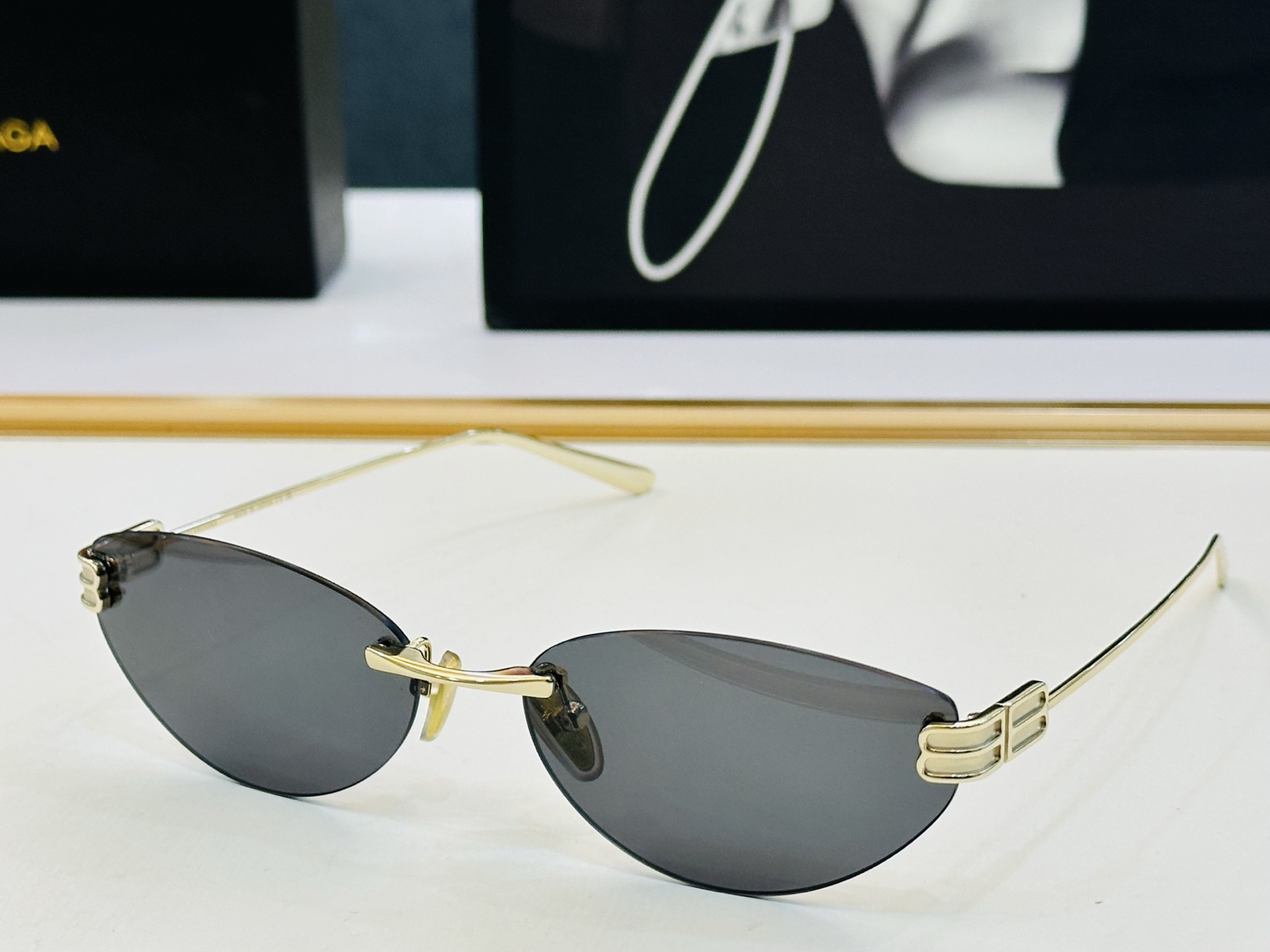 BALENCIAGA巴黎世家 最新 版型很特别的设计让人一眼爱上 BB0486S Size: 61口17