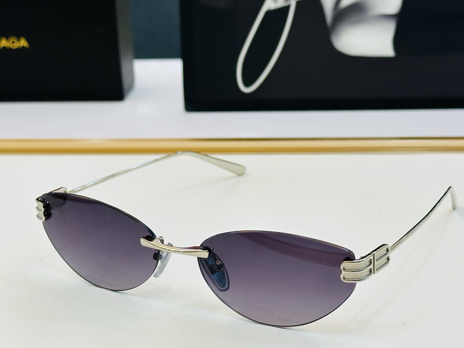 BALENCIAGA巴黎世家 最新 版型很特别的设计让人一眼爱上 BB0486S Size: 61口17