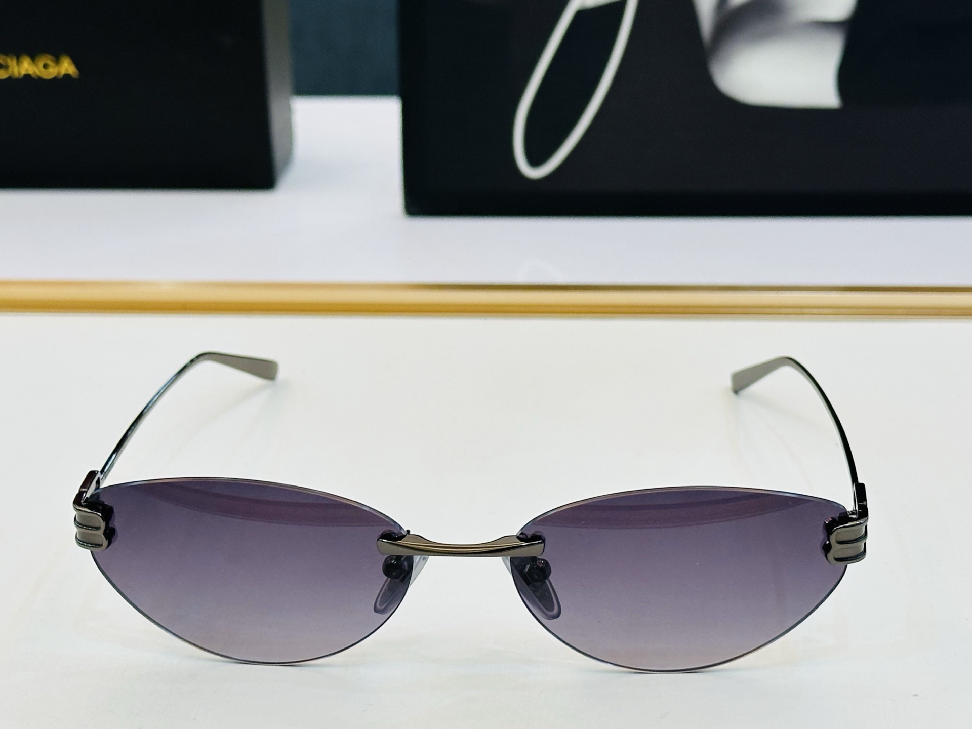 BALENCIAGA巴黎世家 最新 版型很特别的设计让人一眼爱上 BB0486S Size: 61口17