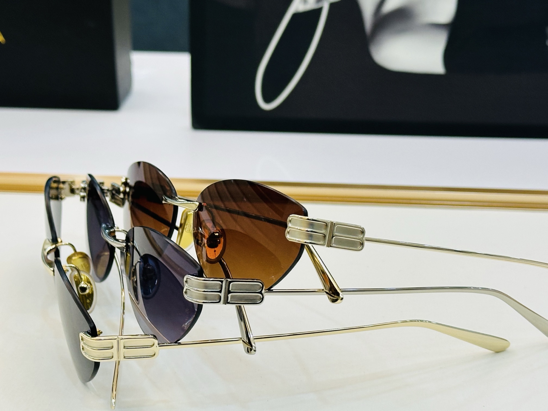 BALENCIAGA巴黎世家 最新 版型很特别的设计让人一眼爱上 BB0486S Size: 61口17