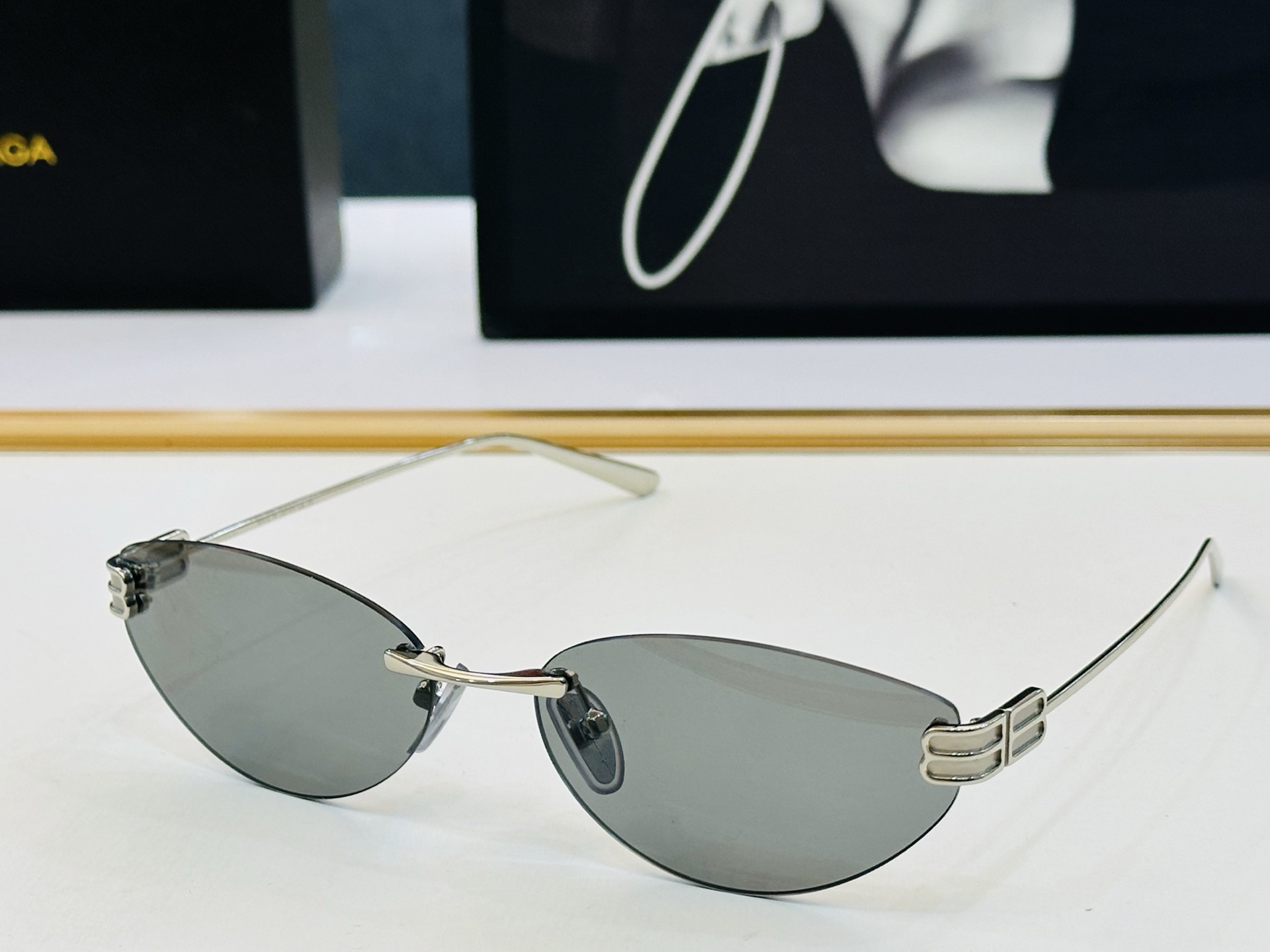 BALENCIAGA巴黎世家 最新 版型很特别的设计让人一眼爱上 BB0486S Size: 61口17