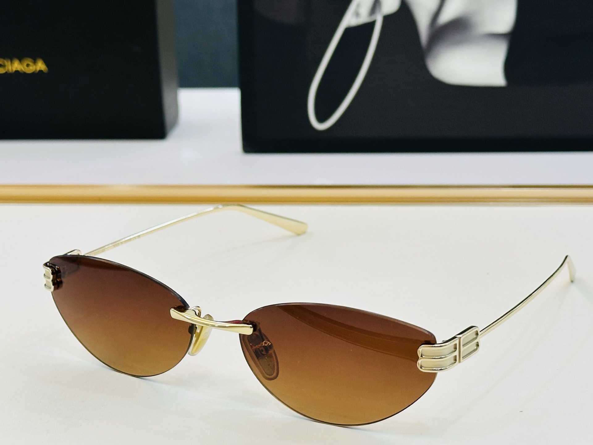 BALENCIAGA巴黎世家 最新 版型很特别的设计让人一眼爱上 BB0486S Size: 61口17