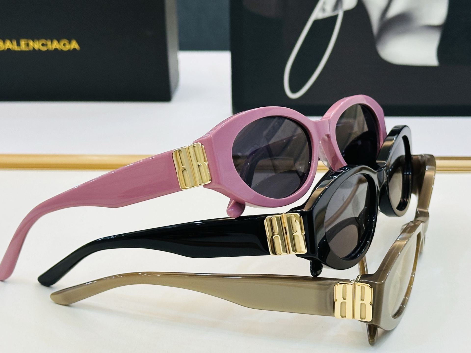 BALENCIAGA巴黎世家 最新 版型很特别的设计让人一眼爱上 BB0502S Size: 56口18