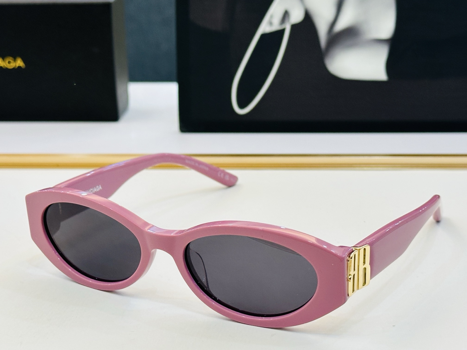 BALENCIAGA巴黎世家 最新 版型很特别的设计让人一眼爱上 BB0502S Size: 56口18