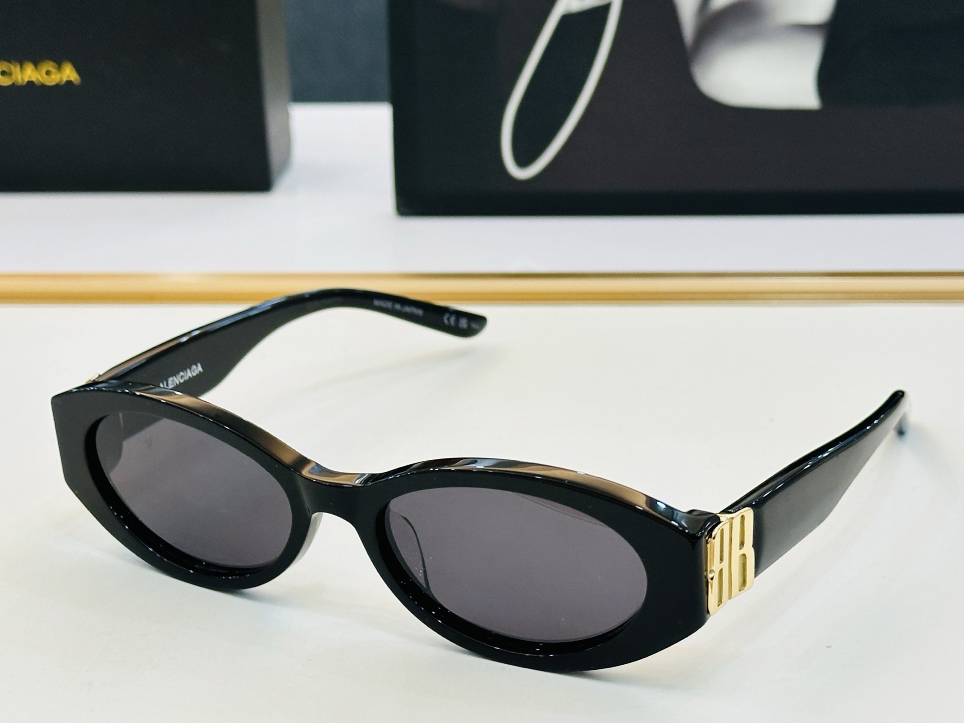 BALENCIAGA巴黎世家 最新 版型很特别的设计让人一眼爱上 BB0502S Size: 56口18