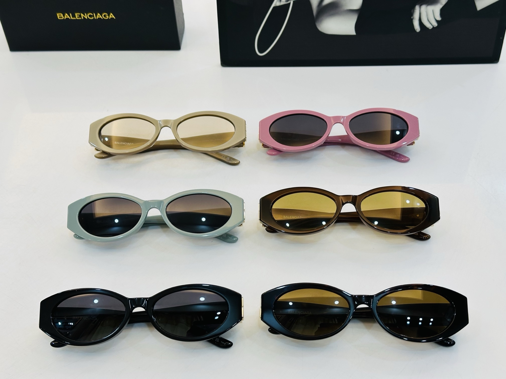 BALENCIAGA巴黎世家 最新 版型很特别的设计让人一眼爱上 BB0502S Size: 56口18