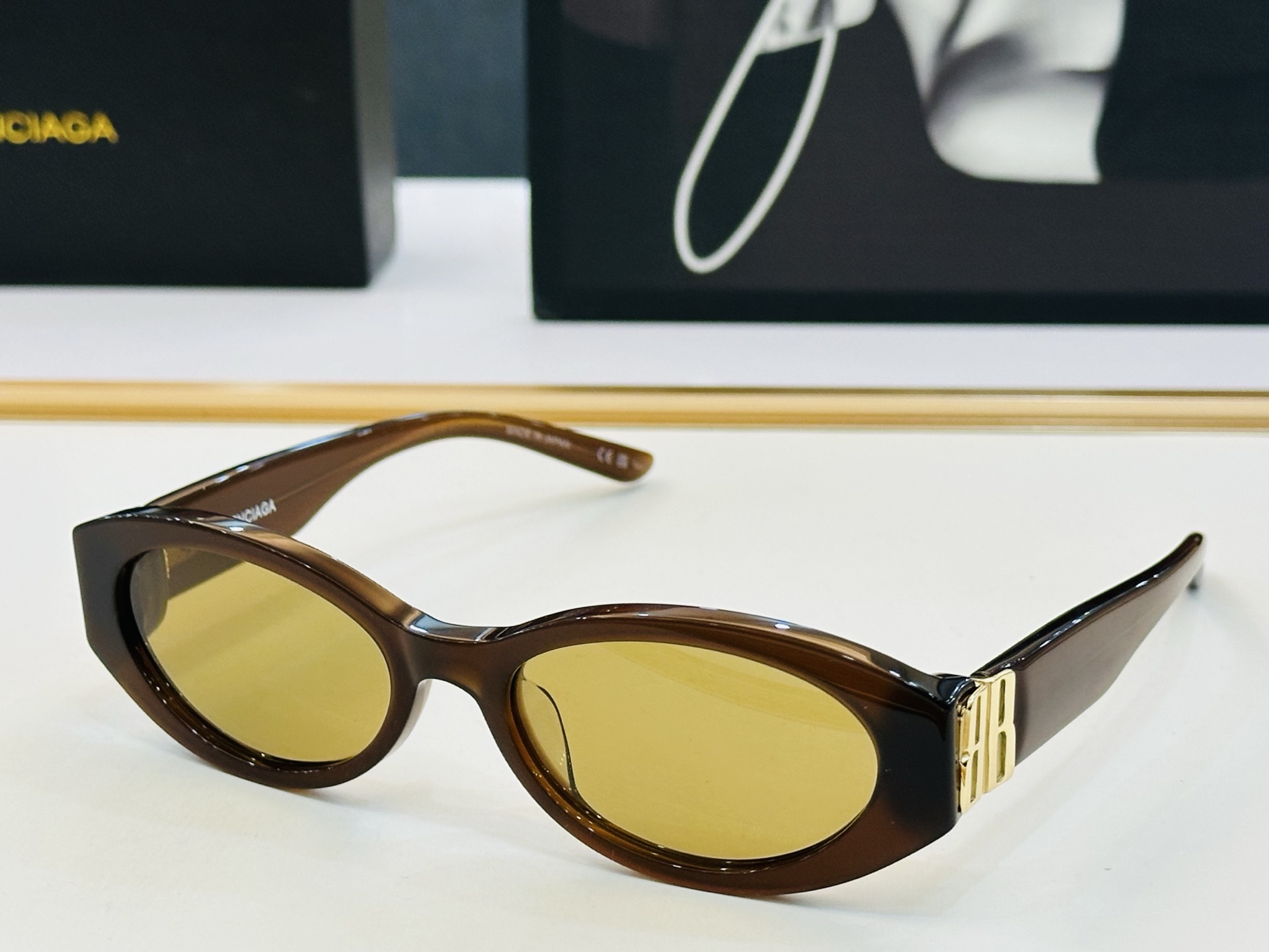 BALENCIAGA巴黎世家 最新 版型很特别的设计让人一眼爱上 BB0502S Size: 56口18