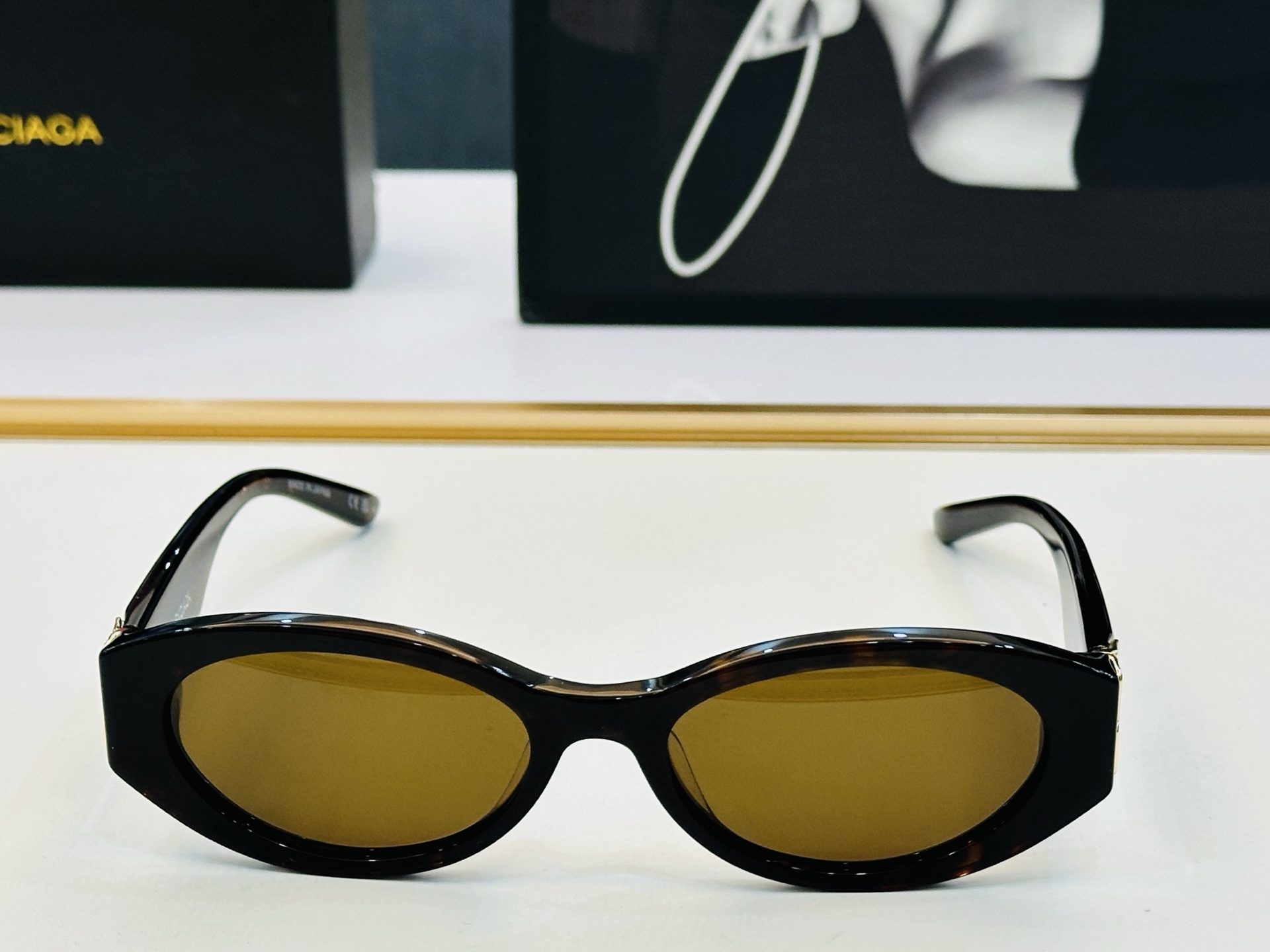 BALENCIAGA巴黎世家 最新 版型很特别的设计让人一眼爱上 BB0502S Size: 56口18