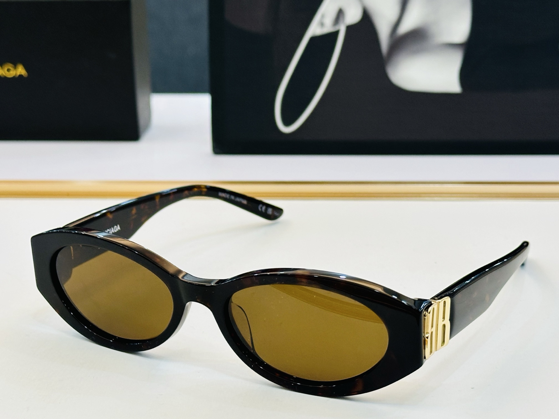 BALENCIAGA巴黎世家 最新 版型很特别的设计让人一眼爱上 BB0502S Size: 56口18