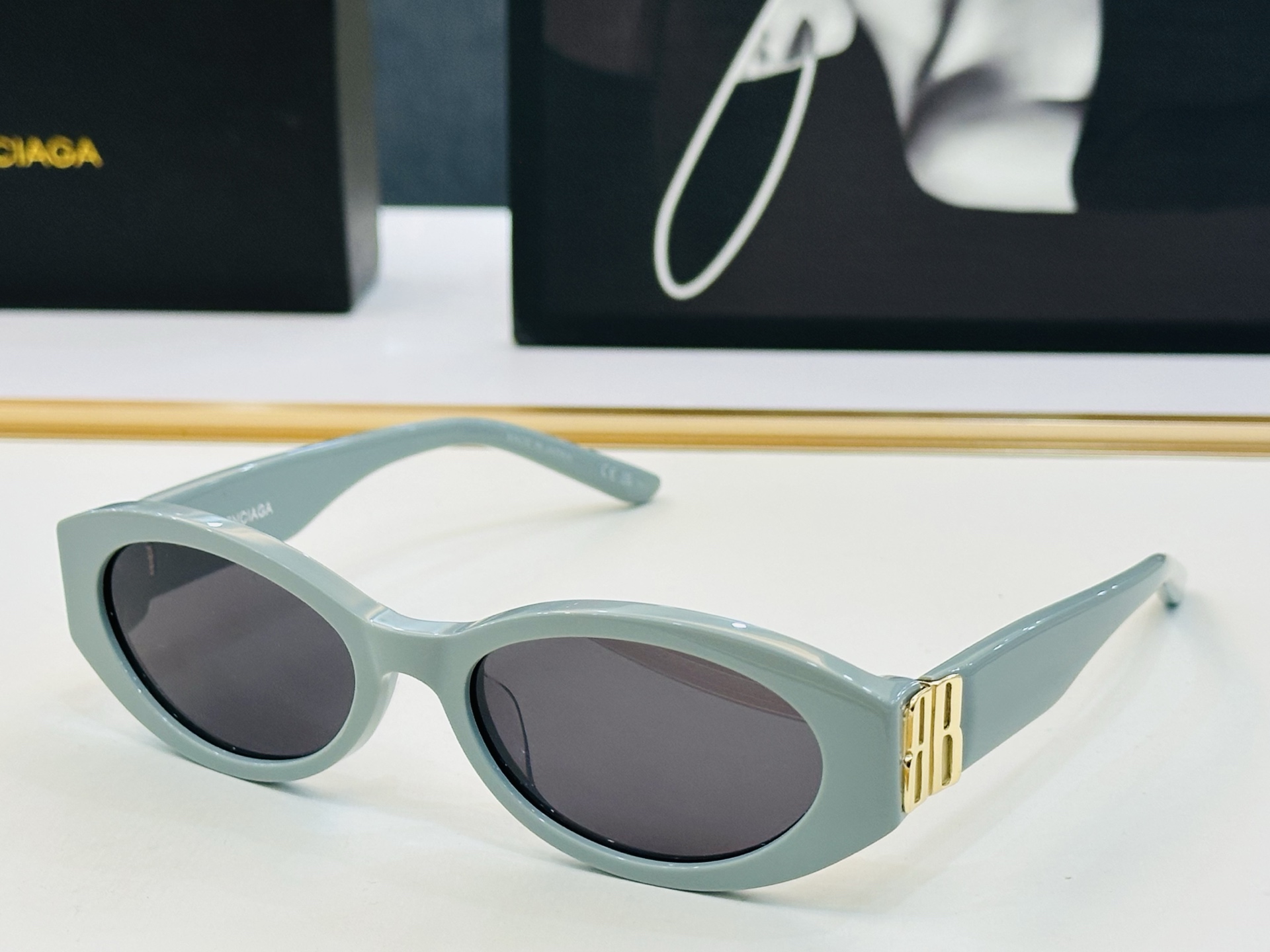 BALENCIAGA巴黎世家 最新 版型很特别的设计让人一眼爱上 BB0502S Size: 56口18