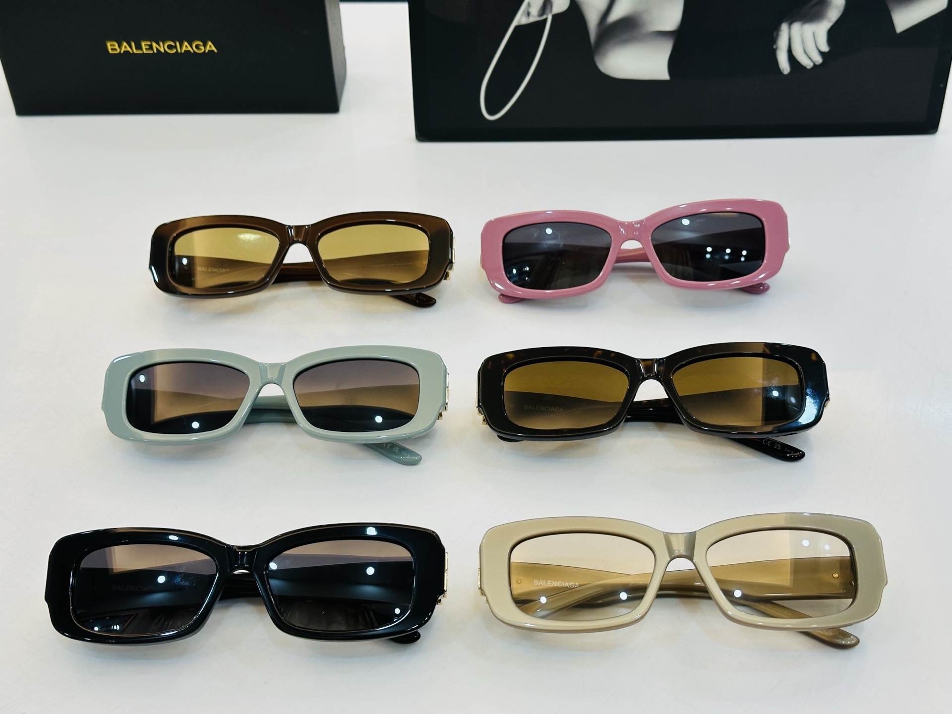 BALENCIAGA巴黎世家 最新 版型很特别的设计让人一眼爱上 BB0501SK Size: 56口1