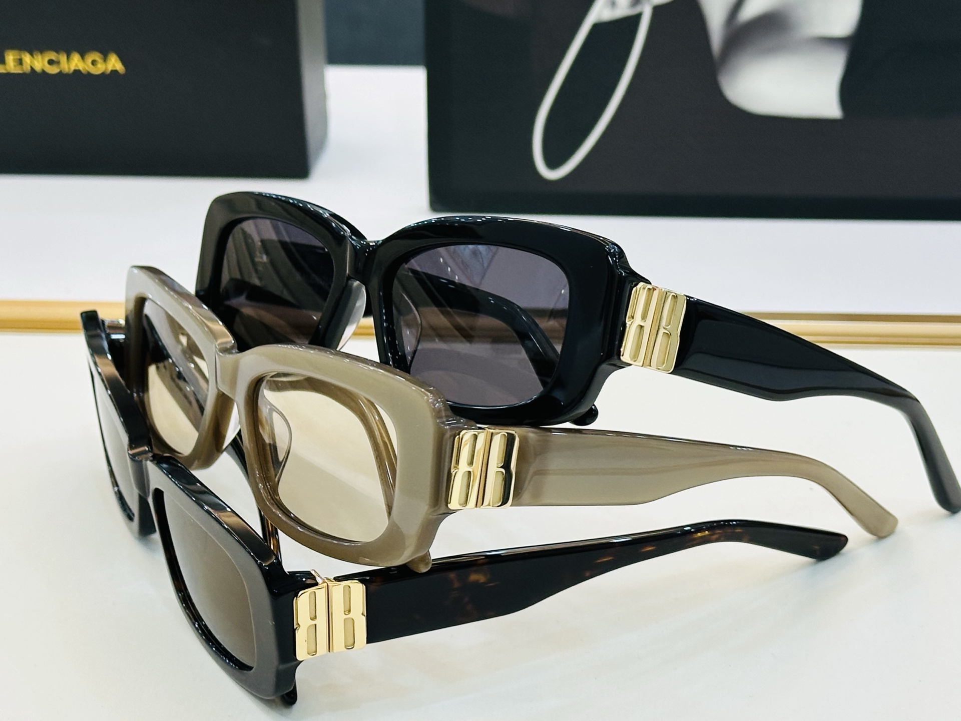 BALENCIAGA巴黎世家 最新 版型很特别的设计让人一眼爱上 BB0501SK Size: 56口1