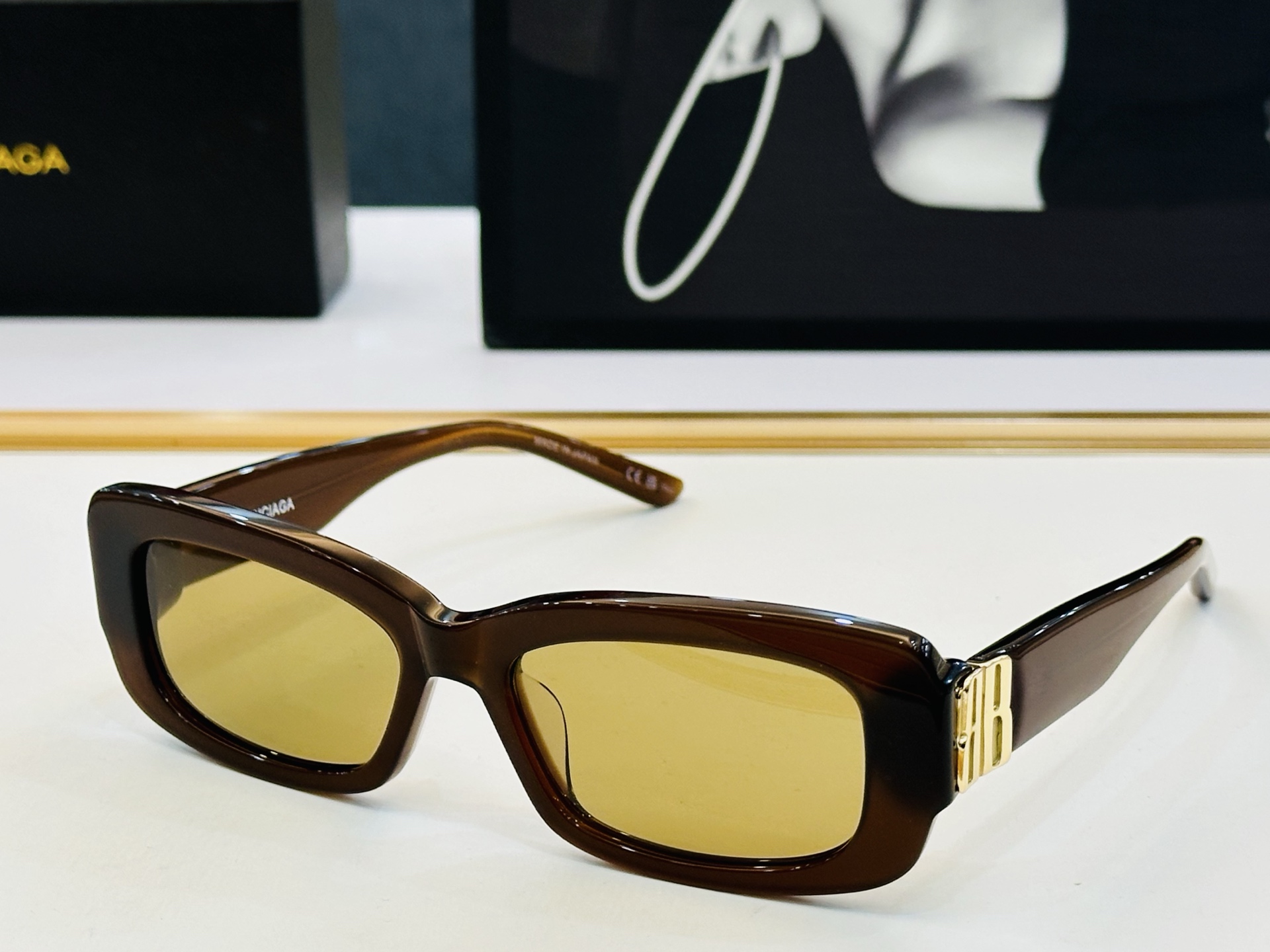 BALENCIAGA巴黎世家 最新 版型很特别的设计让人一眼爱上 BB0501SK Size: 56口1