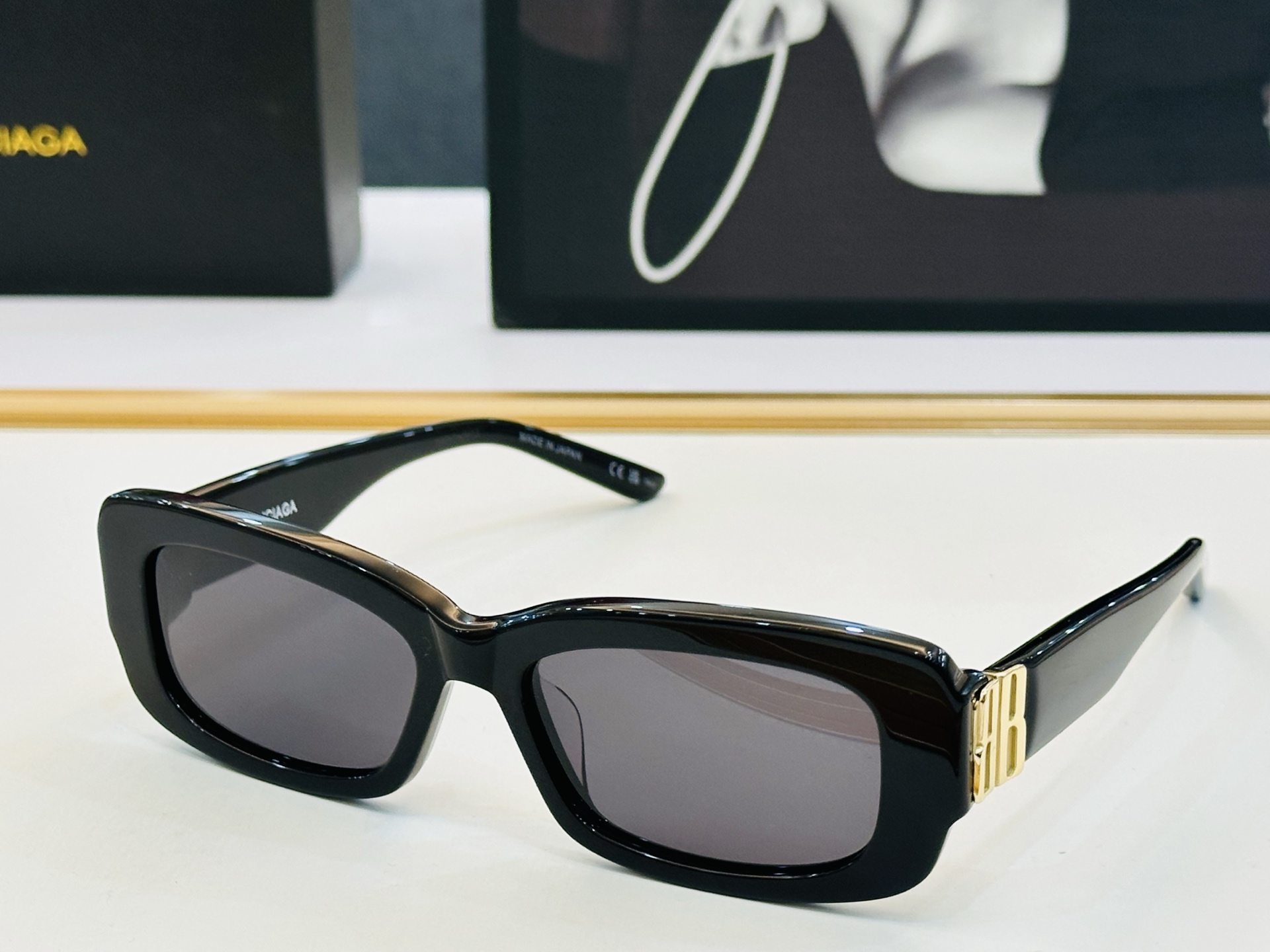 BALENCIAGA巴黎世家 最新 版型很特别的设计让人一眼爱上 BB0501SK Size: 56口1