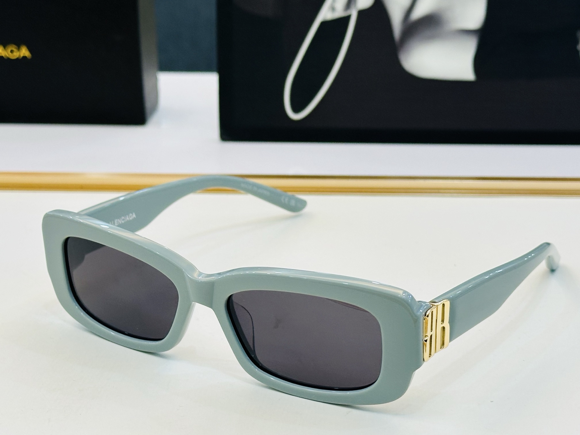 BALENCIAGA巴黎世家 最新 版型很特别的设计让人一眼爱上 BB0501SK Size: 56口1