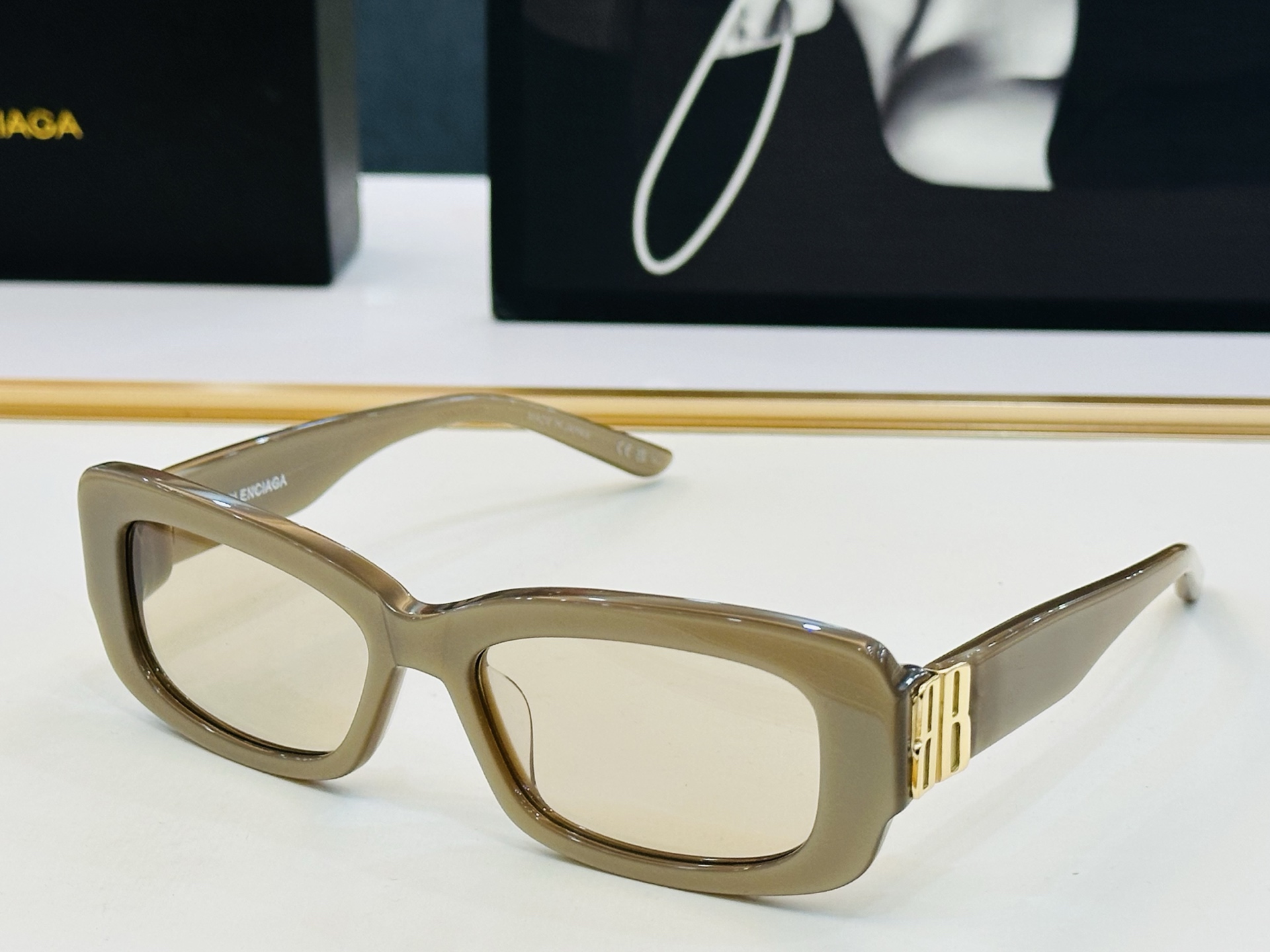 BALENCIAGA巴黎世家 最新 版型很特别的设计让人一眼爱上 BB0501SK Size: 56口1