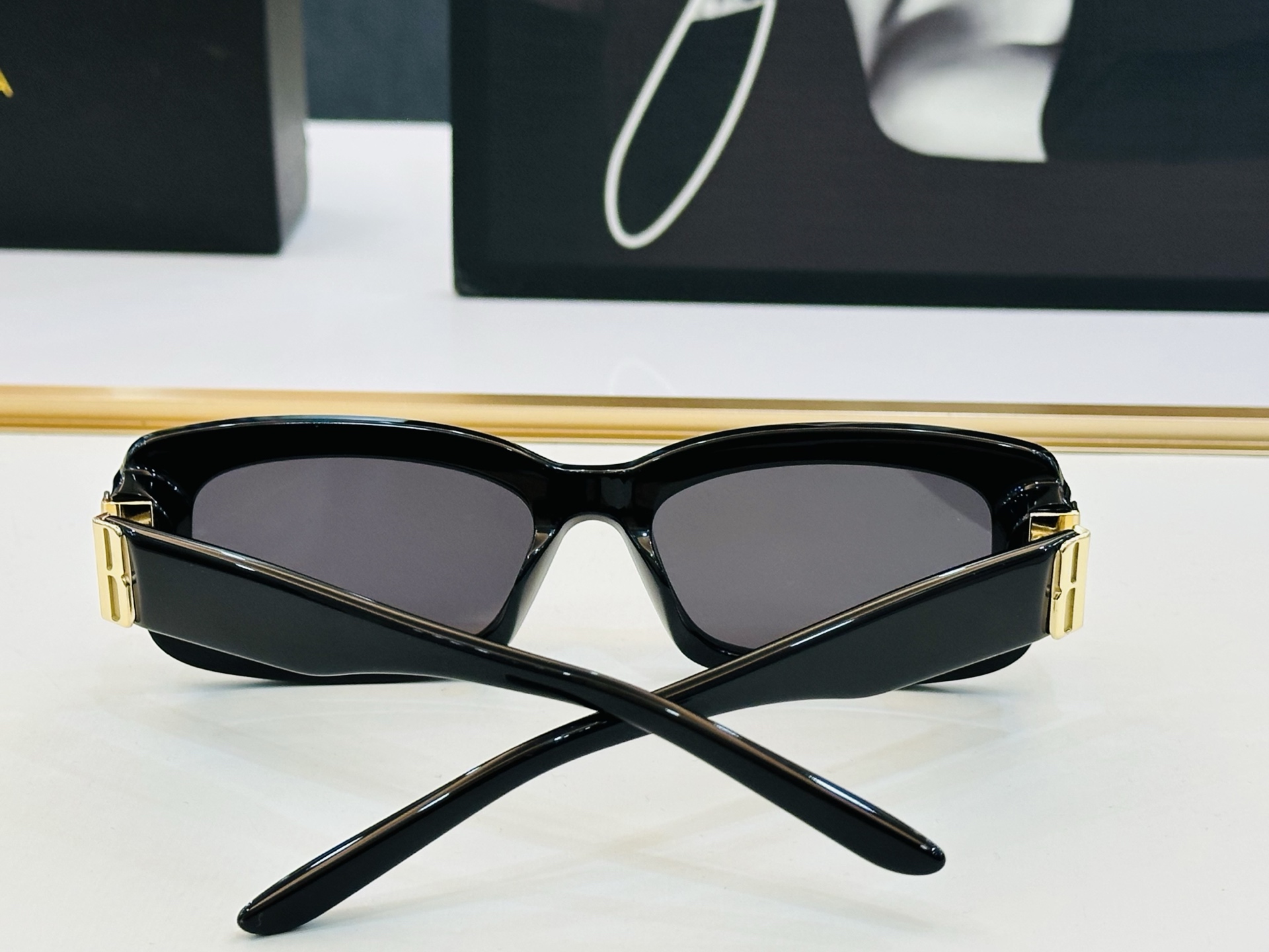 BALENCIAGA巴黎世家 最新 版型很特别的设计让人一眼爱上 BB0501SK Size: 56口1