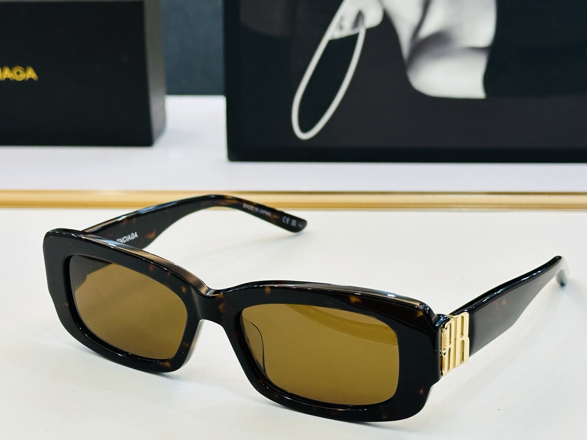 BALENCIAGA巴黎世家 最新 版型很特别的设计让人一眼爱上 BB0501SK Size: 56口1