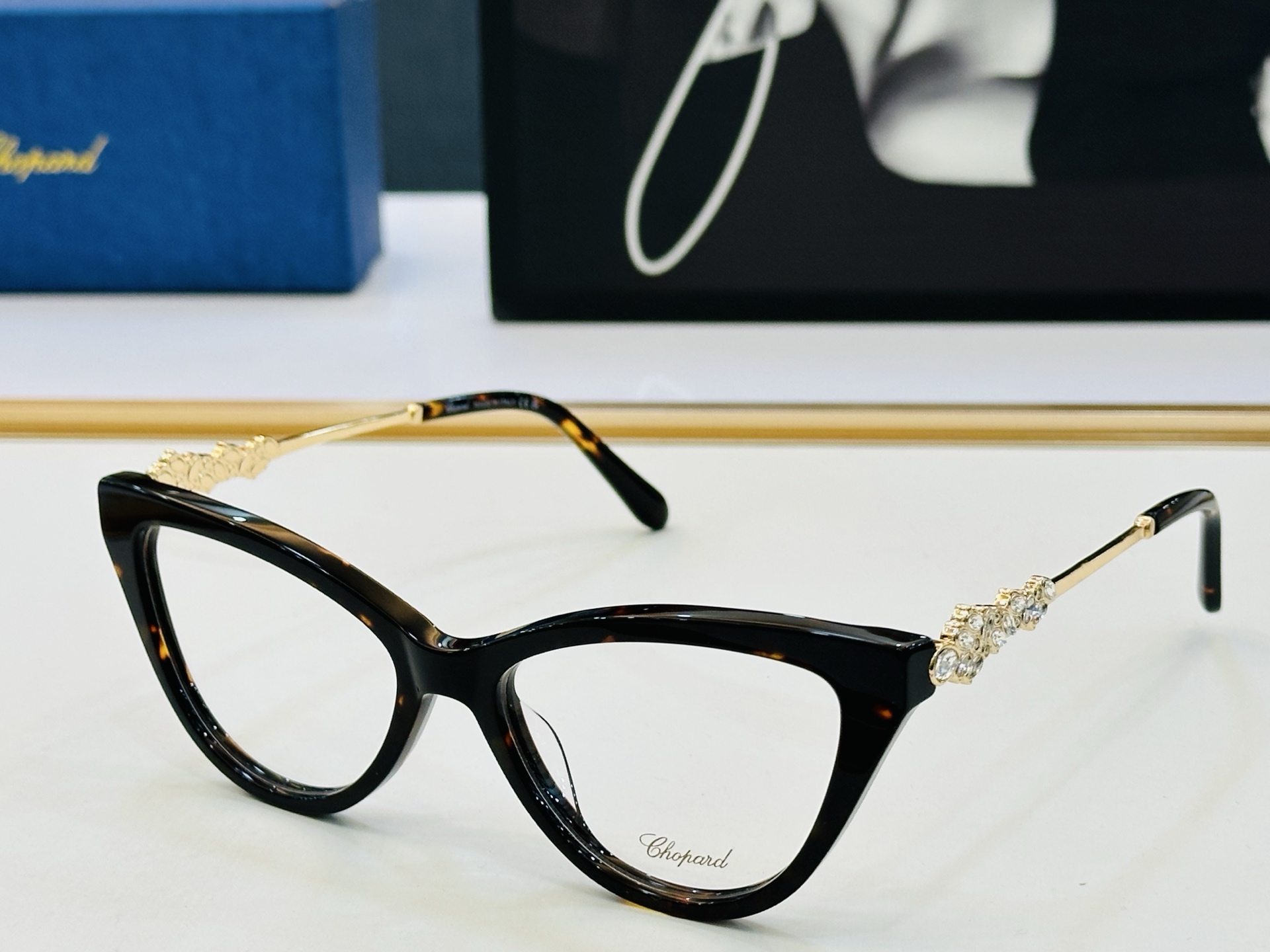 原版 ChoPard肖邦 MODEL: VCH360 Size：54口17-145 以现代时尚的设计风格