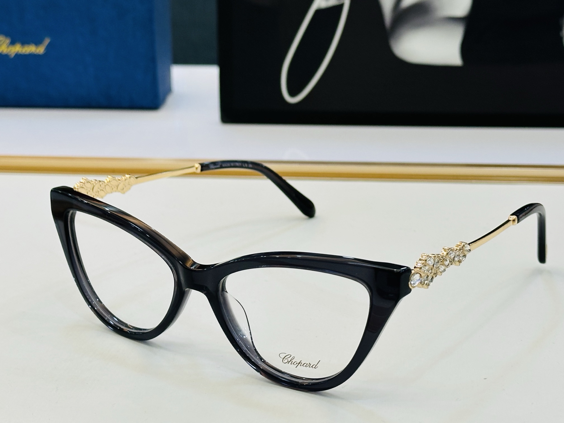 原版 ChoPard肖邦 MODEL: VCH360 Size：54口17-145 以现代时尚的设计风格