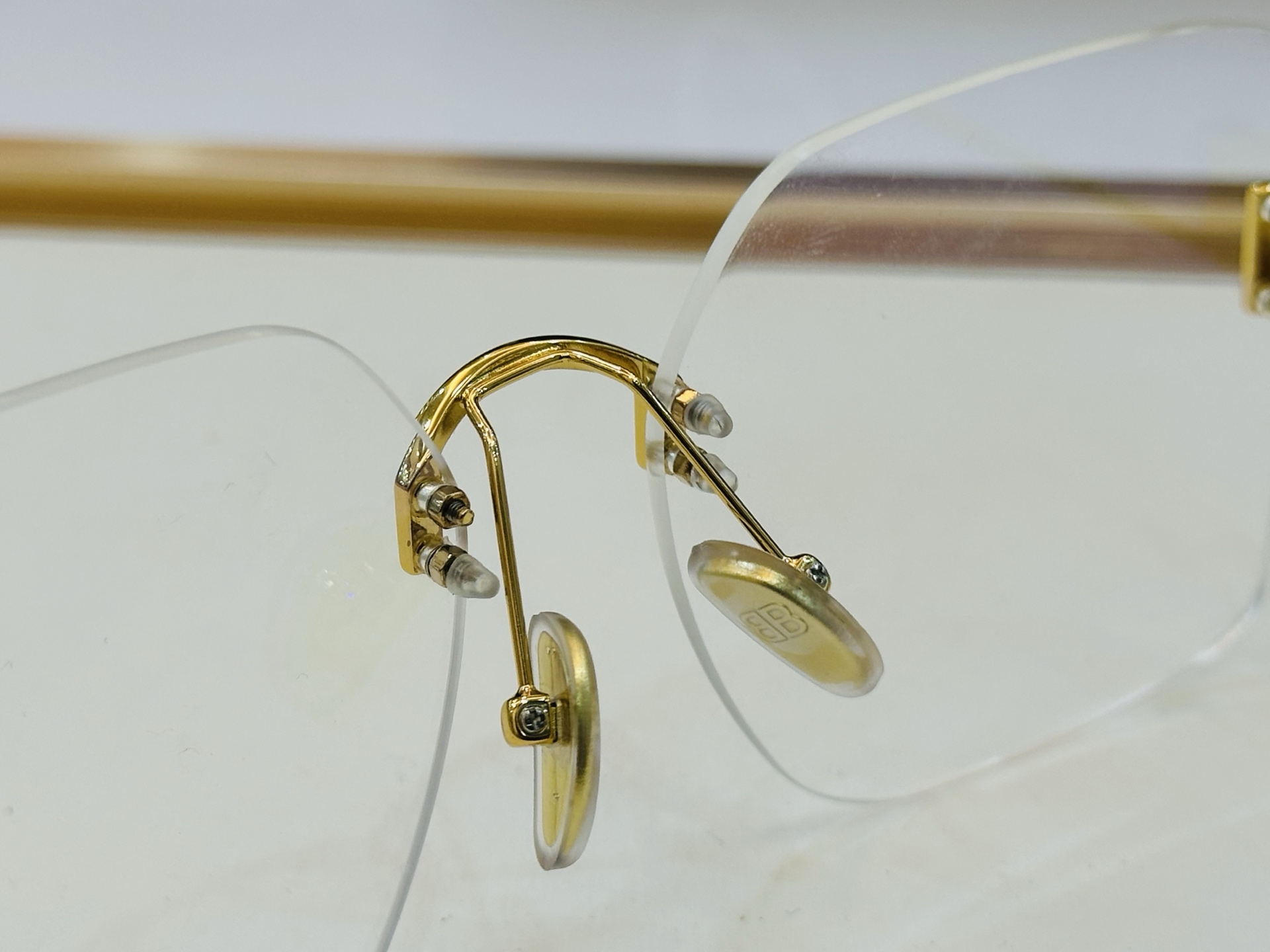 BALENCIAGA巴黎世家 最新 版型很特别的设计让人一眼爱上 BB0113O Size: 60口15