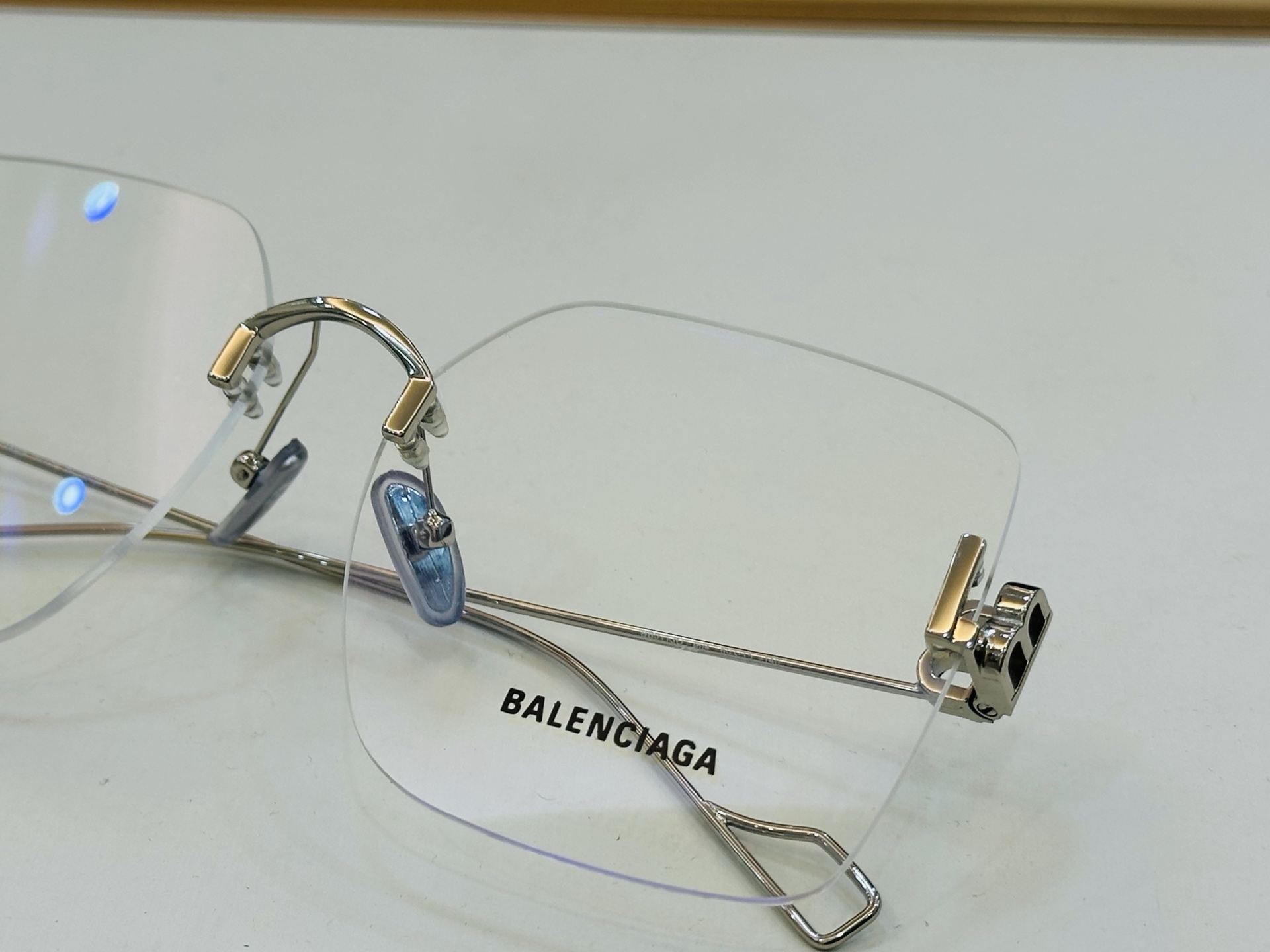 BALENCIAGA巴黎世家 最新 版型很特别的设计让人一眼爱上 BB0113O Size: 60口15