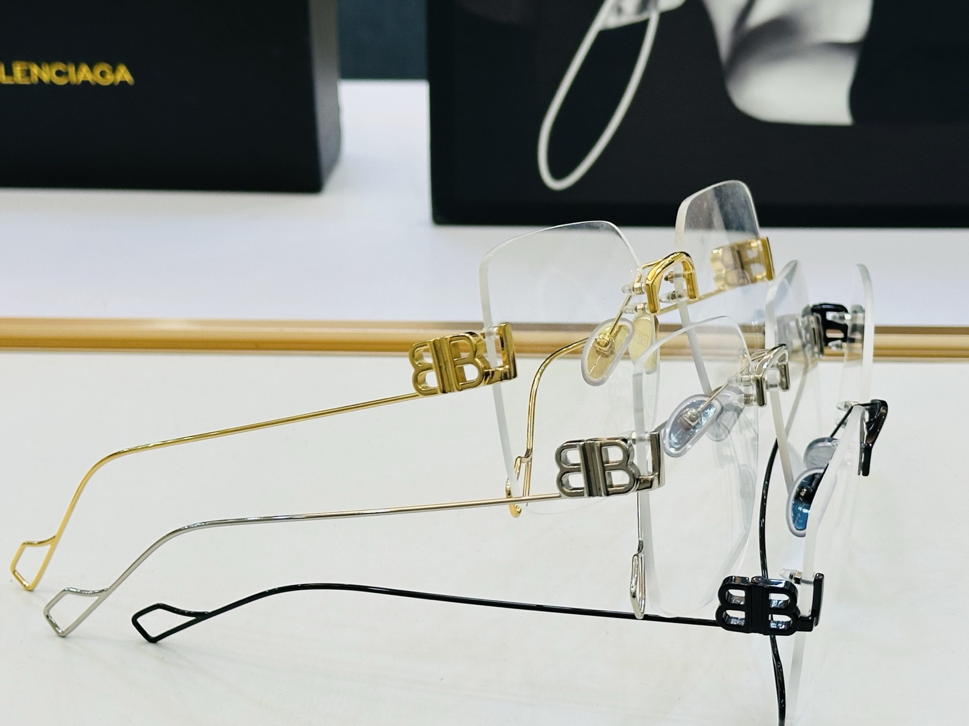 BALENCIAGA巴黎世家 最新 版型很特别的设计让人一眼爱上 BB0113O Size: 60口15