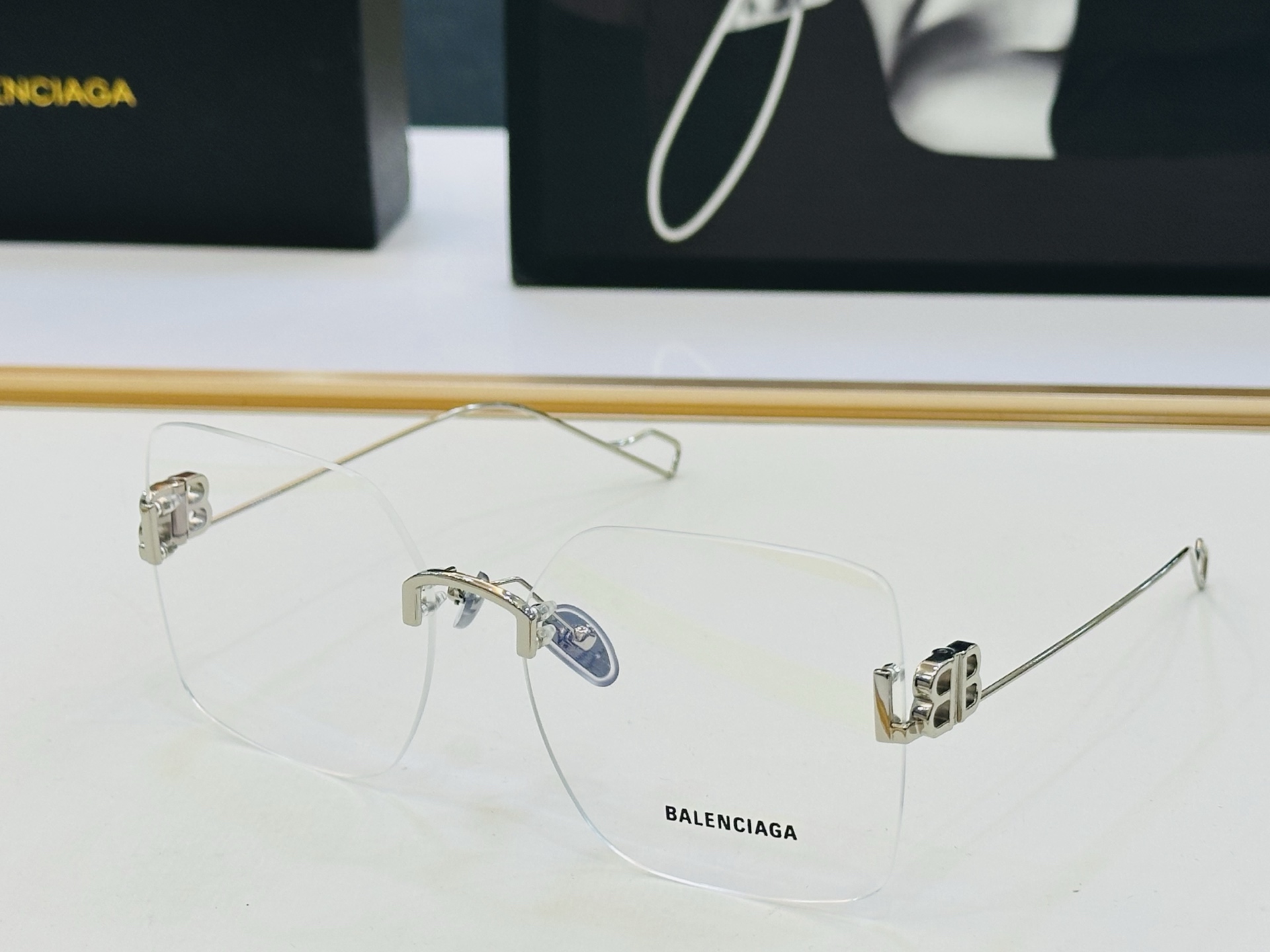 BALENCIAGA巴黎世家 最新 版型很特别的设计让人一眼爱上 BB0113O Size: 60口15