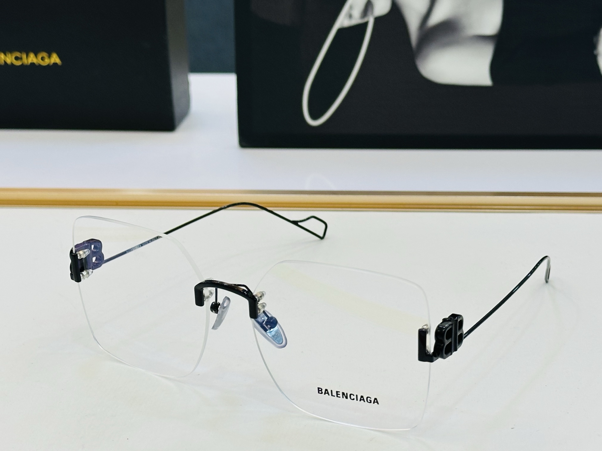 BALENCIAGA巴黎世家 最新 版型很特别的设计让人一眼爱上 BB0113O Size: 60口15