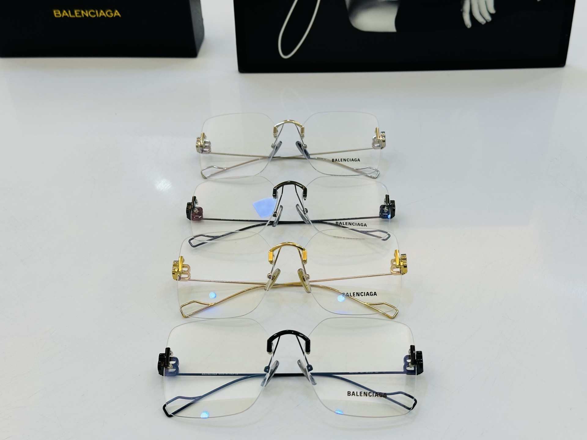 BALENCIAGA巴黎世家 最新 版型很特别的设计让人一眼爱上 BB0113O Size: 60口15