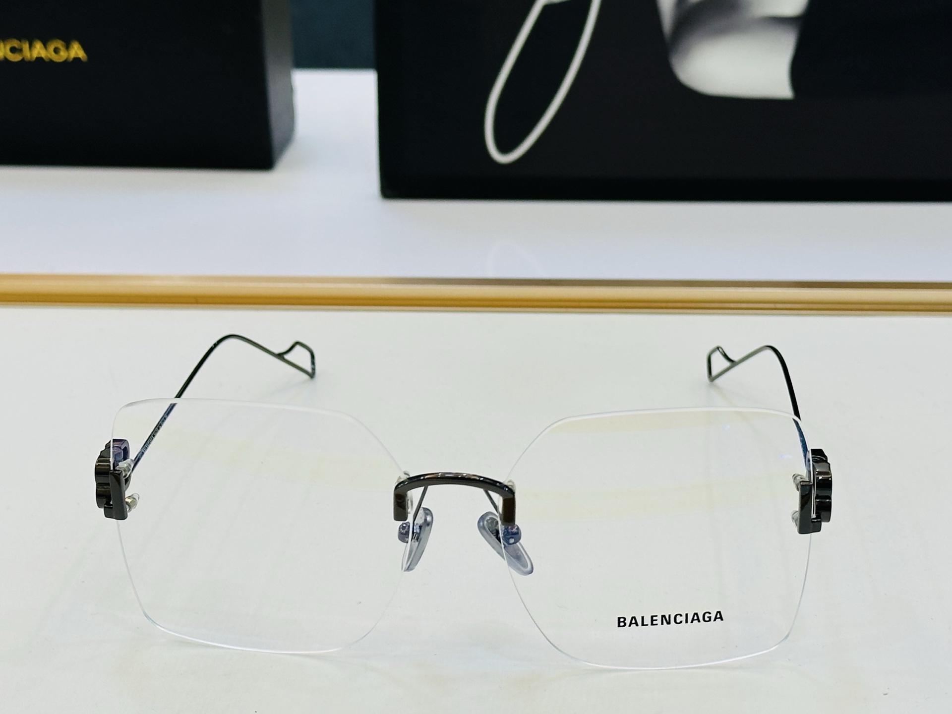 BALENCIAGA巴黎世家 最新 版型很特别的设计让人一眼爱上 BB0113O Size: 60口15