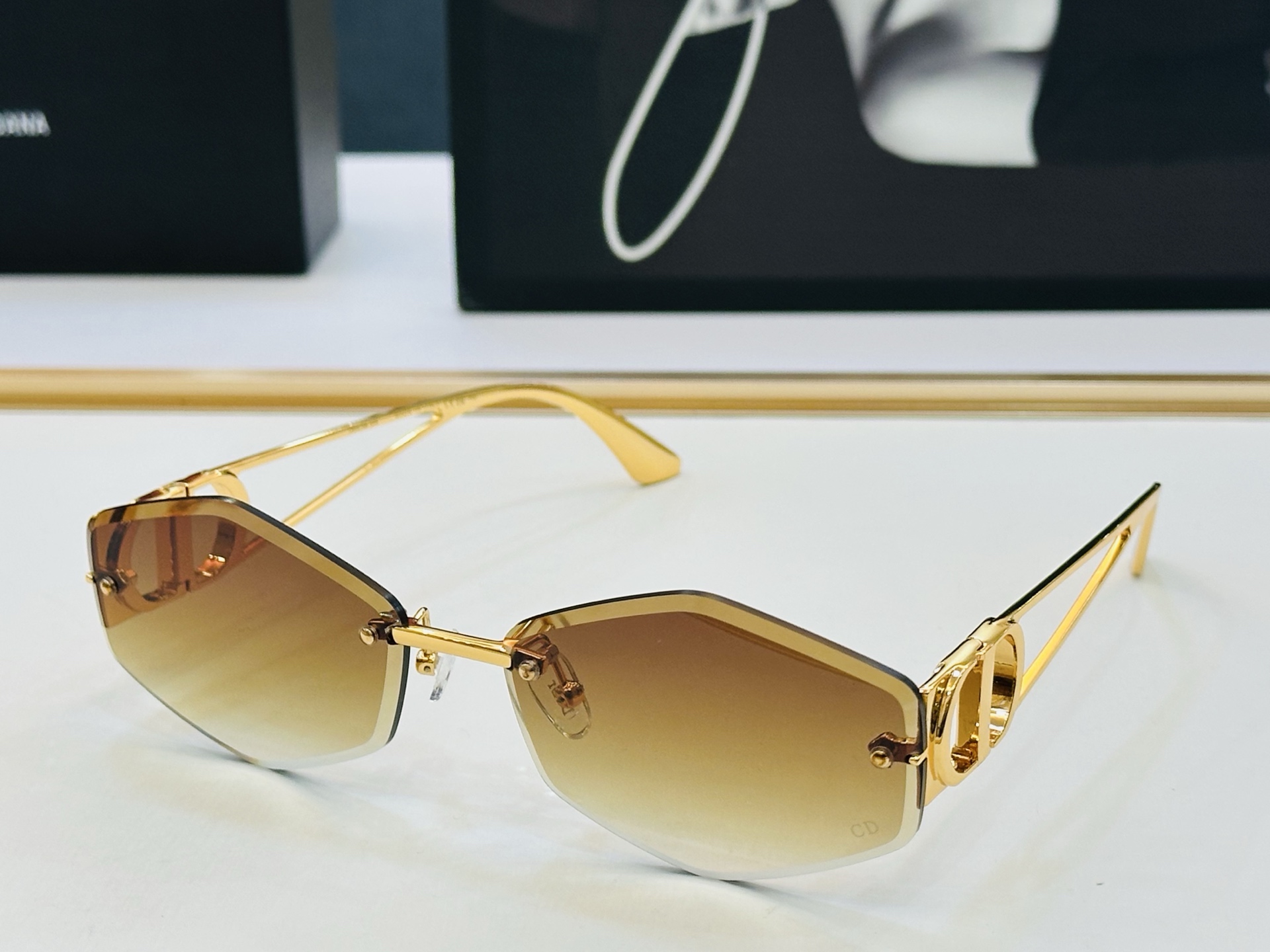 🔻🔻🔻DIO* 迪家 64UCR Size：62口17-138 春夏款墨镜 😎🔆。。搭配镜腿精致 bm官