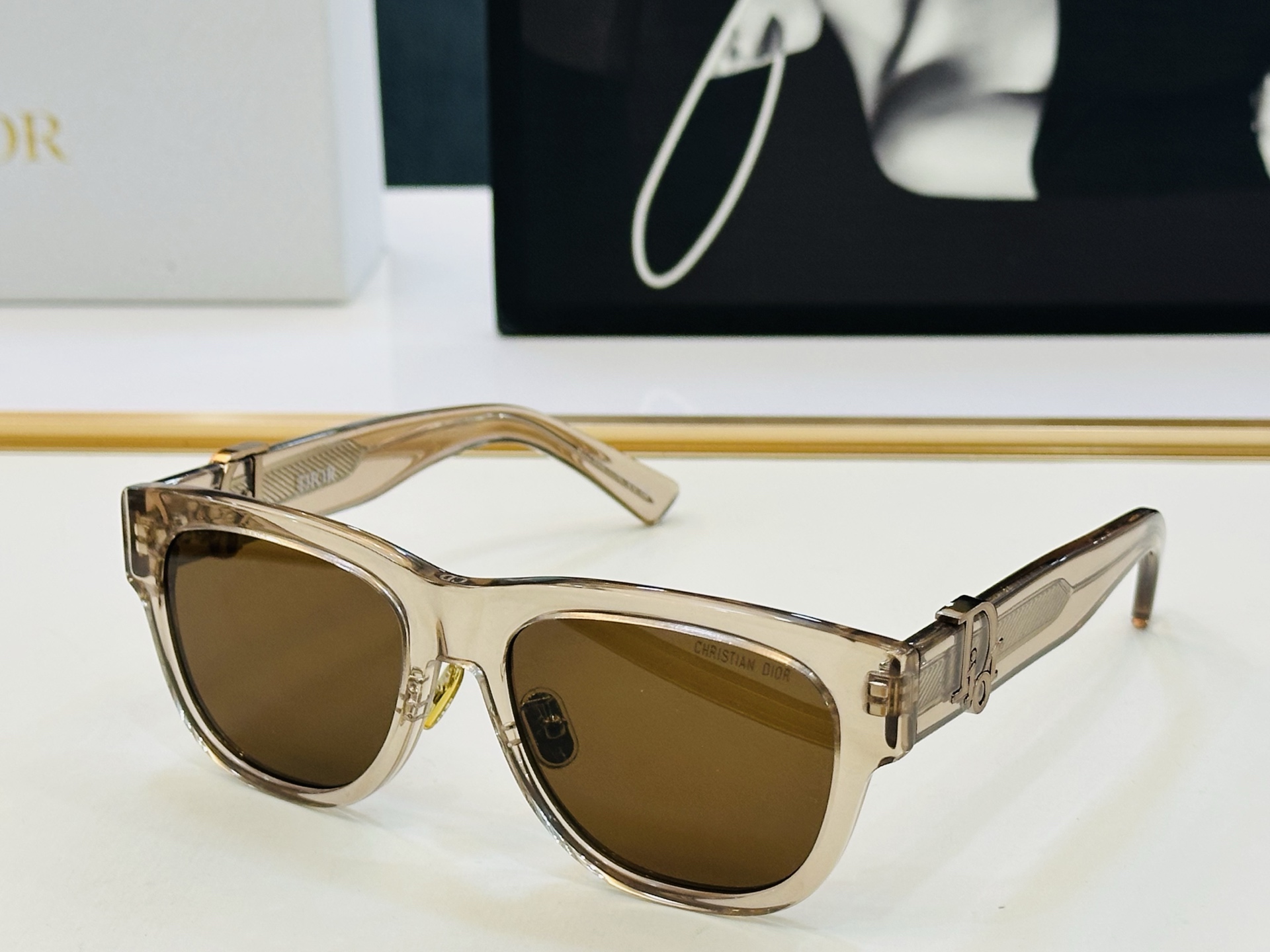 🔻🔻🔻DIO* CDICon S4F 迪家 Size：56口18-145 😎🔆。。搭配镜腿精致配饰 Zm